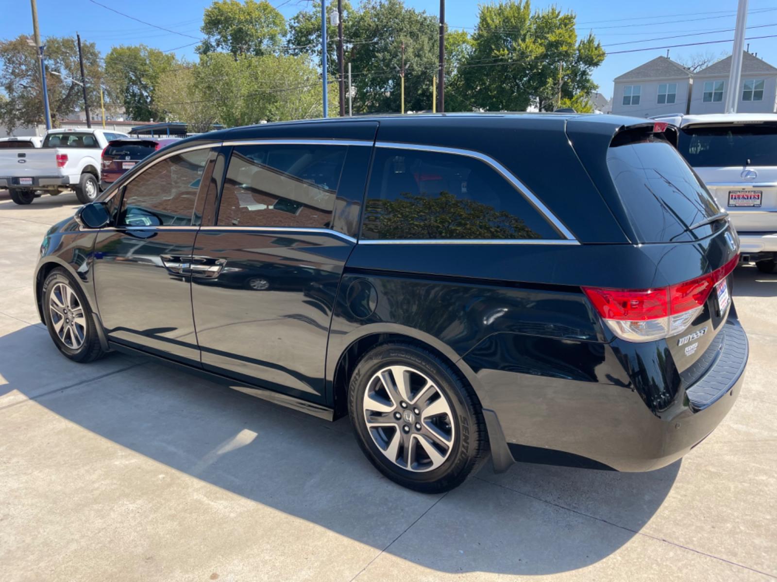 2015 Black /Gray Honda Odyssey Touring (5FNRL5H96FB) with an 3.5L V6 SOHC 24V engine, 6-Speed Automatic transmission, located at 1501 West 15th St., Houston, 77008, (713) 869-2925, 29.797941, -95.411789 - Photo #4