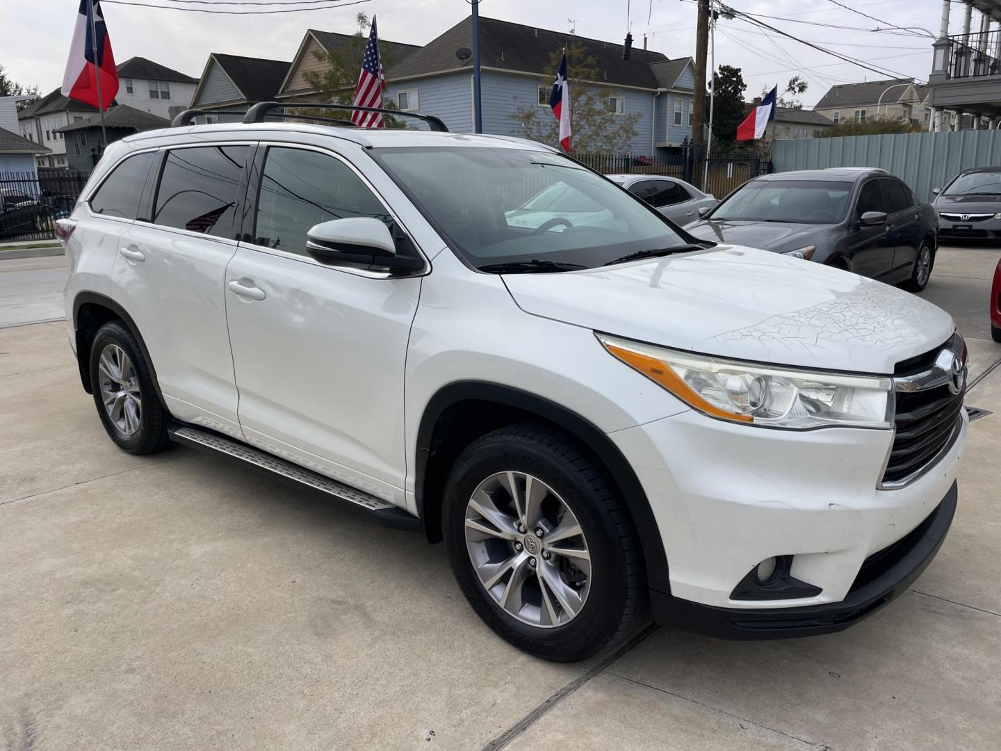 2014 White /Black Toyota Highlander XLE FWD V6 (5TDKKRFHXES) with an 3.5L V6 DOHC 24V engine, 6-Speed Automatic transmission, located at 1501 West 15th St., Houston, 77008, (713) 869-2925, 29.797941, -95.411789 - Photo#1