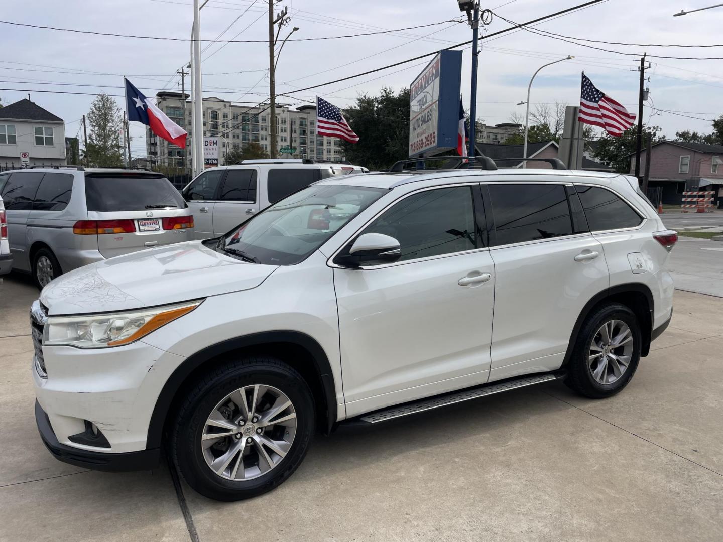 2014 White /Black Toyota Highlander XLE FWD V6 (5TDKKRFHXES) with an 3.5L V6 DOHC 24V engine, 6-Speed Automatic transmission, located at 1501 West 15th St., Houston, 77008, (713) 869-2925, 29.797941, -95.411789 - Photo#0