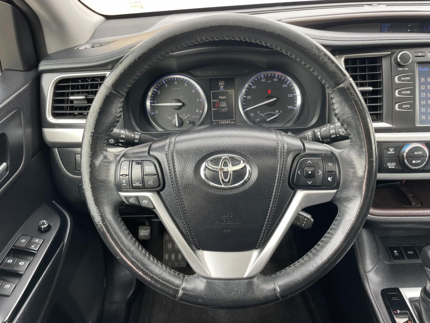 2014 White /Black Toyota Highlander XLE FWD V6 (5TDKKRFHXES) with an 3.5L V6 DOHC 24V engine, 6-Speed Automatic transmission, located at 1501 West 15th St., Houston, 77008, (713) 869-2925, 29.797941, -95.411789 - Photo#15