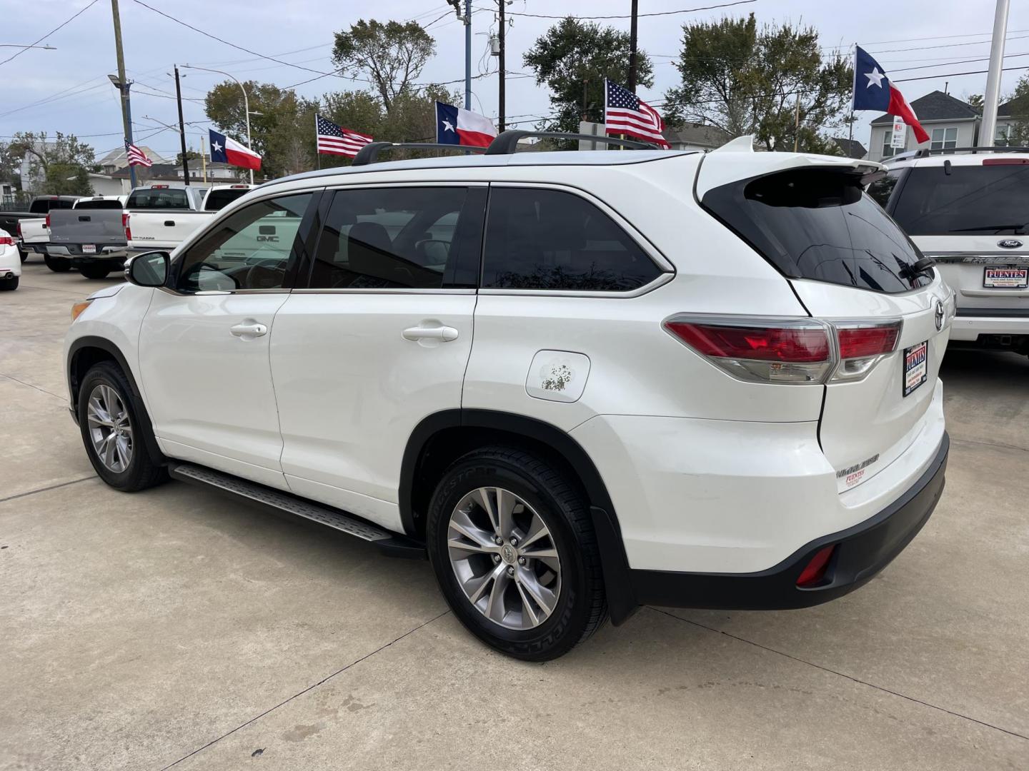 2014 White /Black Toyota Highlander XLE FWD V6 (5TDKKRFHXES) with an 3.5L V6 DOHC 24V engine, 6-Speed Automatic transmission, located at 1501 West 15th St., Houston, 77008, (713) 869-2925, 29.797941, -95.411789 - Photo#2