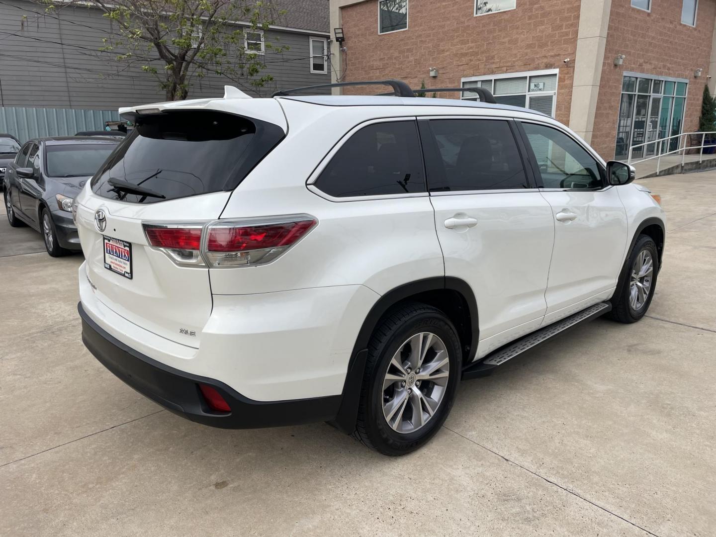 2014 White /Black Toyota Highlander XLE FWD V6 (5TDKKRFHXES) with an 3.5L V6 DOHC 24V engine, 6-Speed Automatic transmission, located at 1501 West 15th St., Houston, 77008, (713) 869-2925, 29.797941, -95.411789 - Photo#3