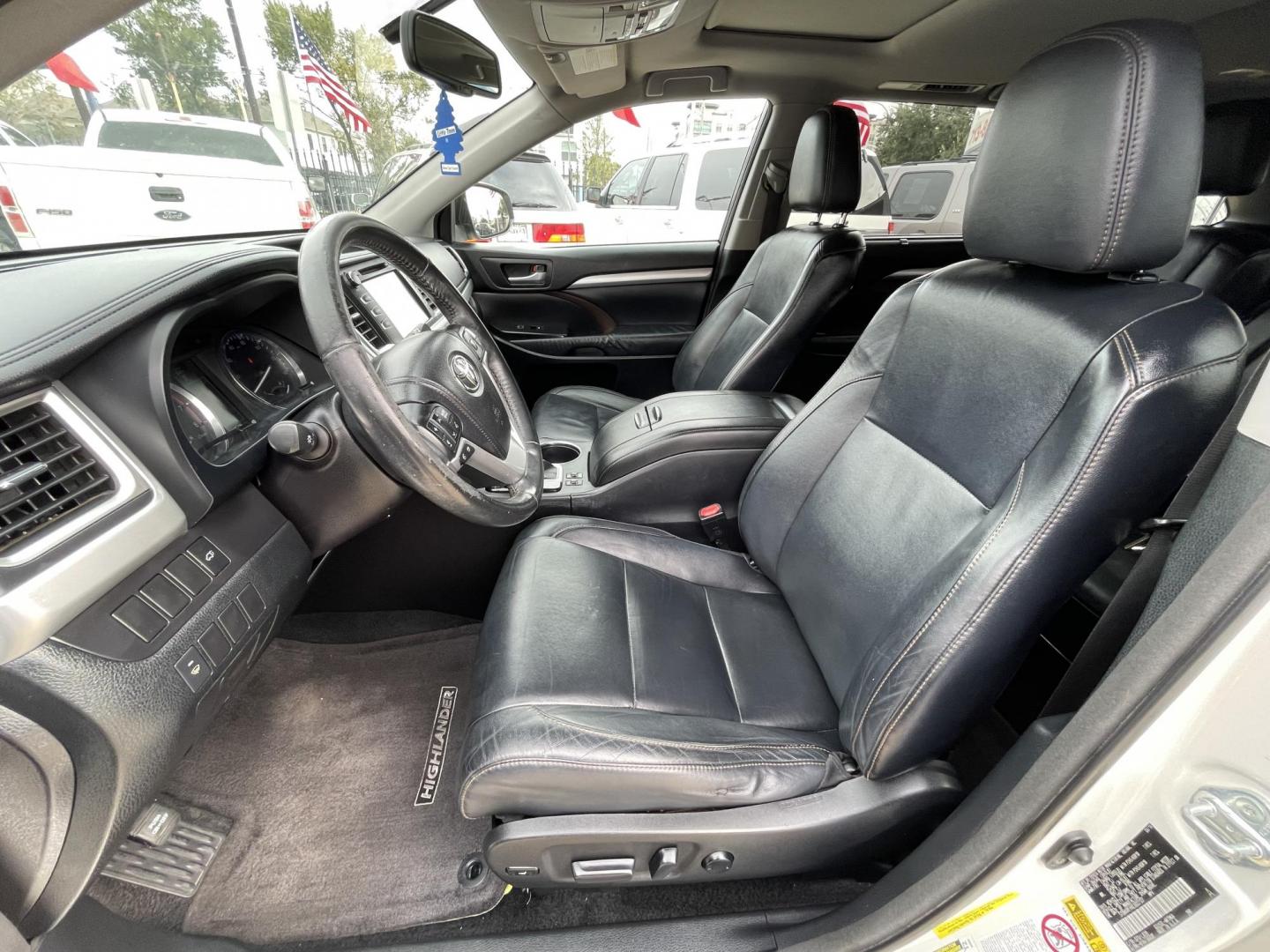 2014 White /Black Toyota Highlander XLE FWD V6 (5TDKKRFHXES) with an 3.5L V6 DOHC 24V engine, 6-Speed Automatic transmission, located at 1501 West 15th St., Houston, 77008, (713) 869-2925, 29.797941, -95.411789 - Photo#4