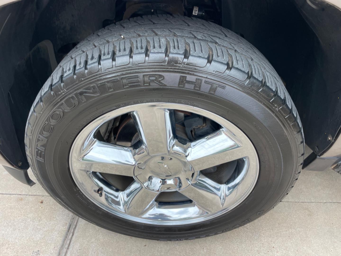 2014 Brown /Beige Chevrolet Suburban LTZ (1GNSCKE04ER) with an 5.3L V8 OHV 16V FFV engine, 6-Speed Automatic transmission, located at 1501 West 15th St., Houston, 77008, (713) 869-2925, 29.797941, -95.411789 - Photo#18