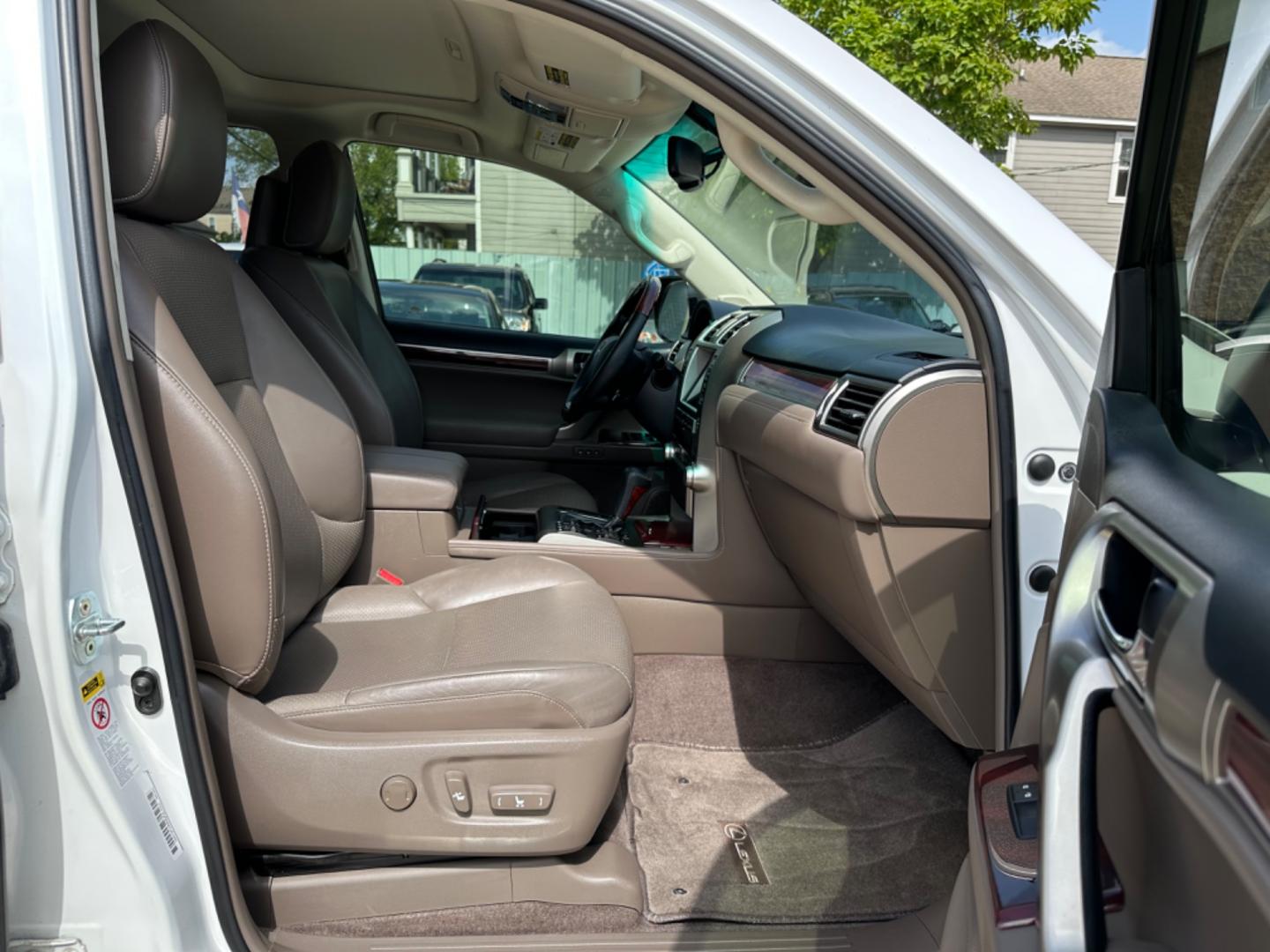 2011 White /Brown Lexus GX 460 Premium (JTJJM7FX3B5) with an 4.6L V8 DOHC 32V engine, 6-Speed Automatic transmission, located at 1501 West 15th St., Houston, 77008, (713) 869-2925, 29.797941, -95.411789 - Photo#6