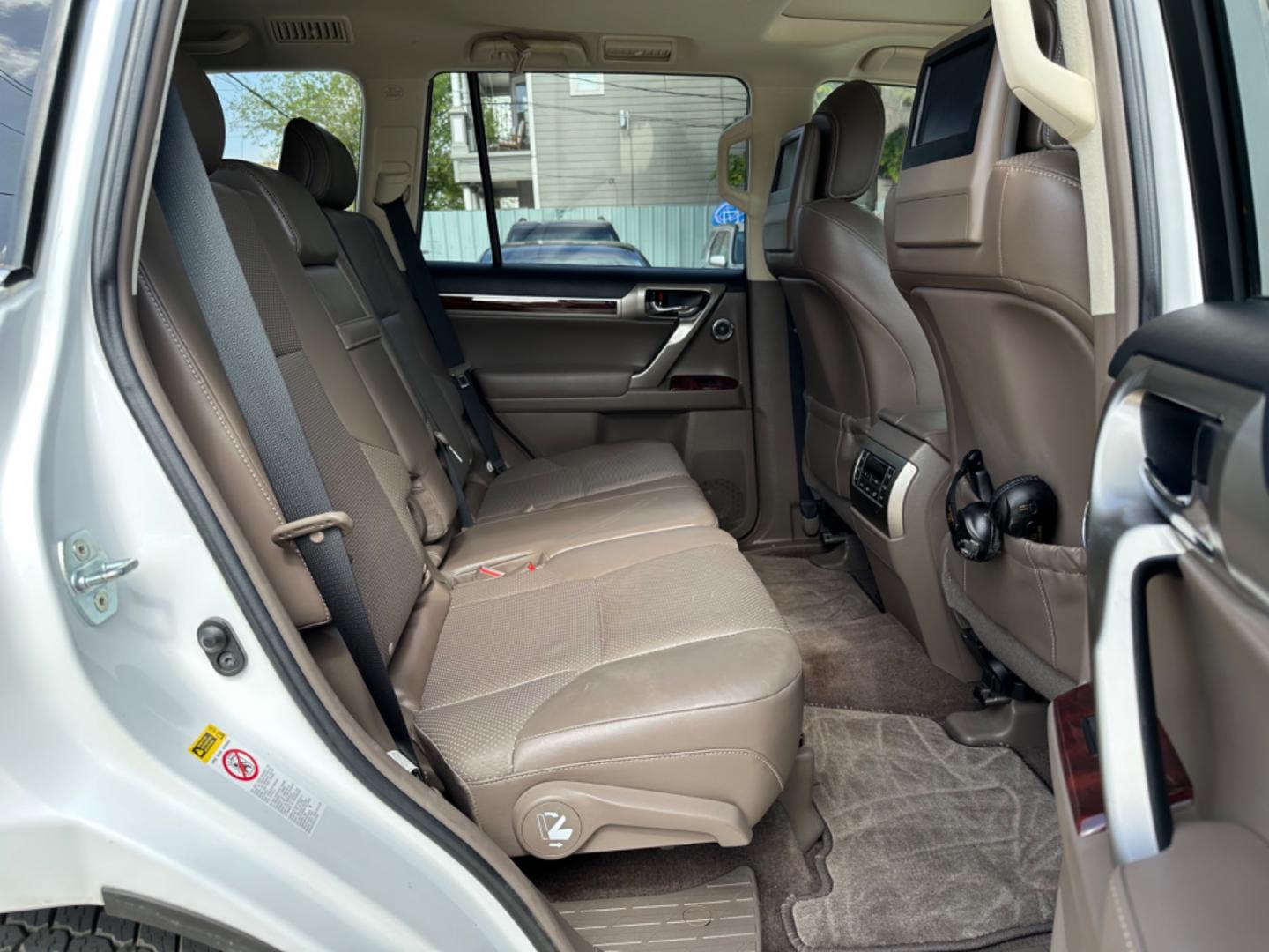 2011 White /Brown Lexus GX 460 Premium (JTJJM7FX3B5) with an 4.6L V8 DOHC 32V engine, 6-Speed Automatic transmission, located at 1501 West 15th St., Houston, 77008, (713) 869-2925, 29.797941, -95.411789 - Photo#8