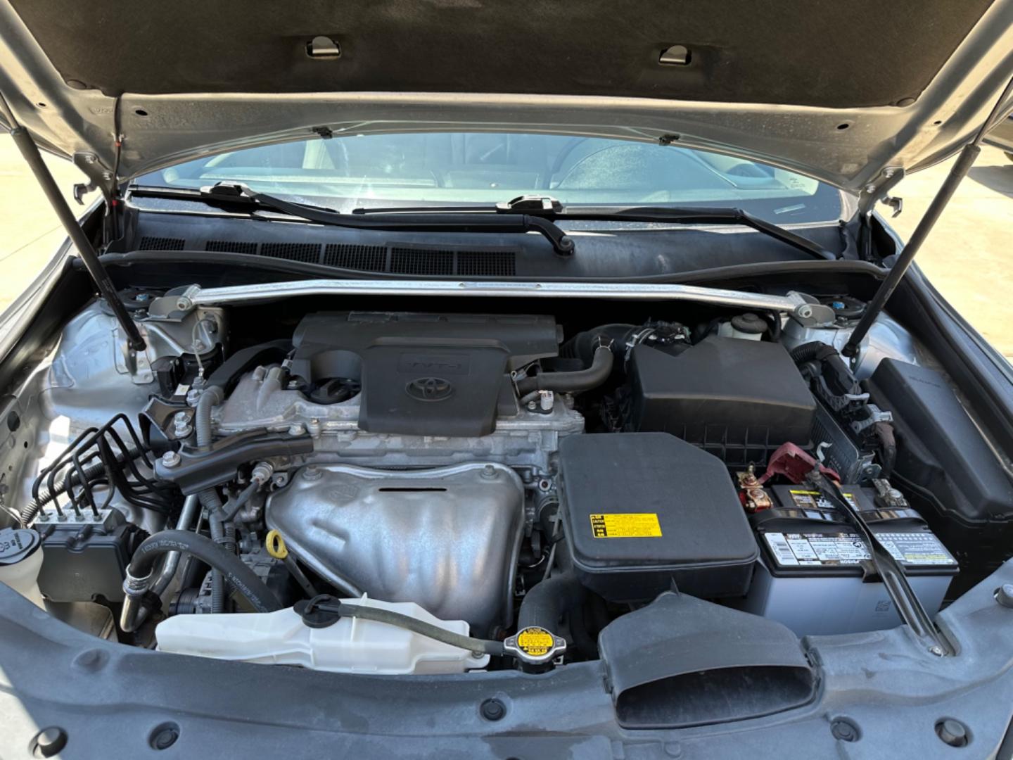 2015 Silver /Silver Toyota Camry SE (4T1BF1FK3FU) with an 2.5L L4 DOHC 16V engine, 6-Speed Automatic transmission, located at 1501 West 15th St., Houston, 77008, (713) 869-2925, 29.797941, -95.411789 - Photo#10