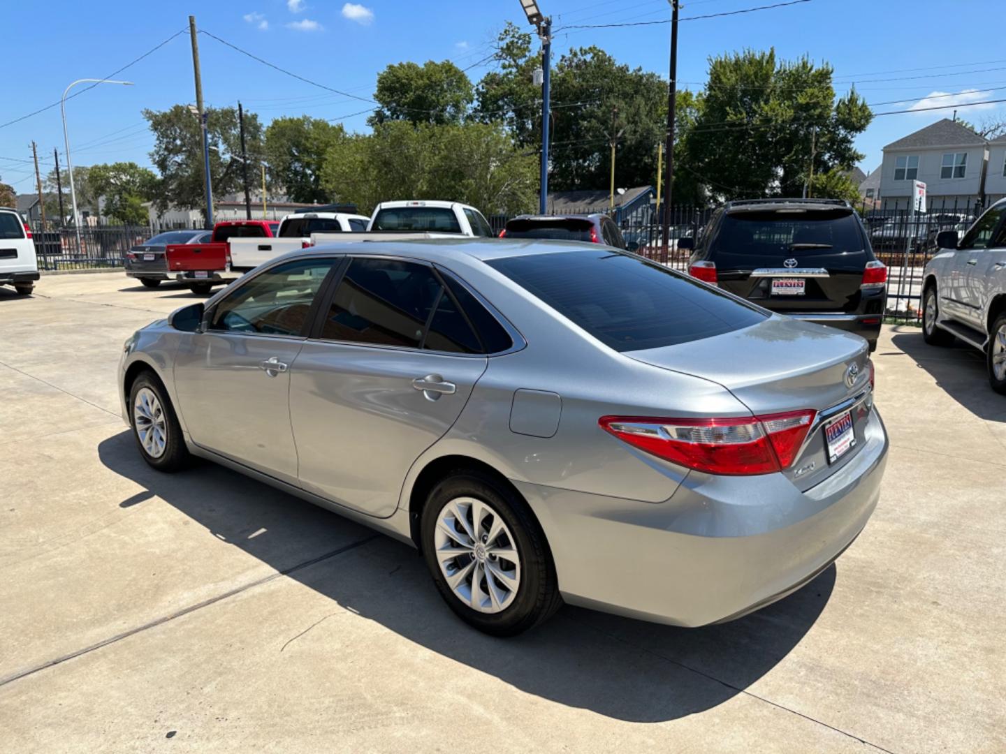 2015 Silver /Silver Toyota Camry SE (4T1BF1FK3FU) with an 2.5L L4 DOHC 16V engine, 6-Speed Automatic transmission, located at 1501 West 15th St., Houston, 77008, (713) 869-2925, 29.797941, -95.411789 - Photo#3