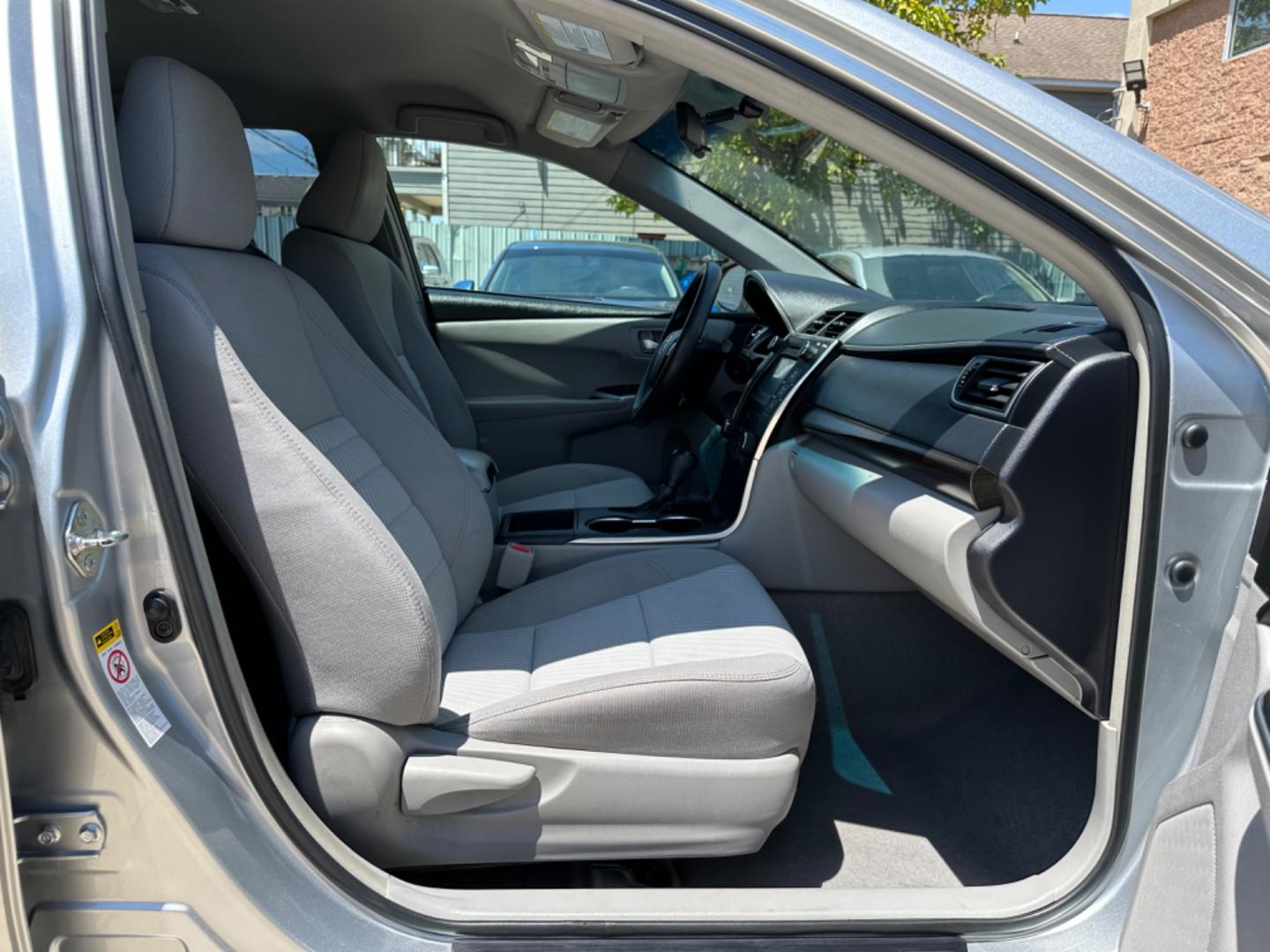 2015 Silver /Silver Toyota Camry SE (4T1BF1FK3FU) with an 2.5L L4 DOHC 16V engine, 6-Speed Automatic transmission, located at 1501 West 15th St., Houston, 77008, (713) 869-2925, 29.797941, -95.411789 - Photo#4