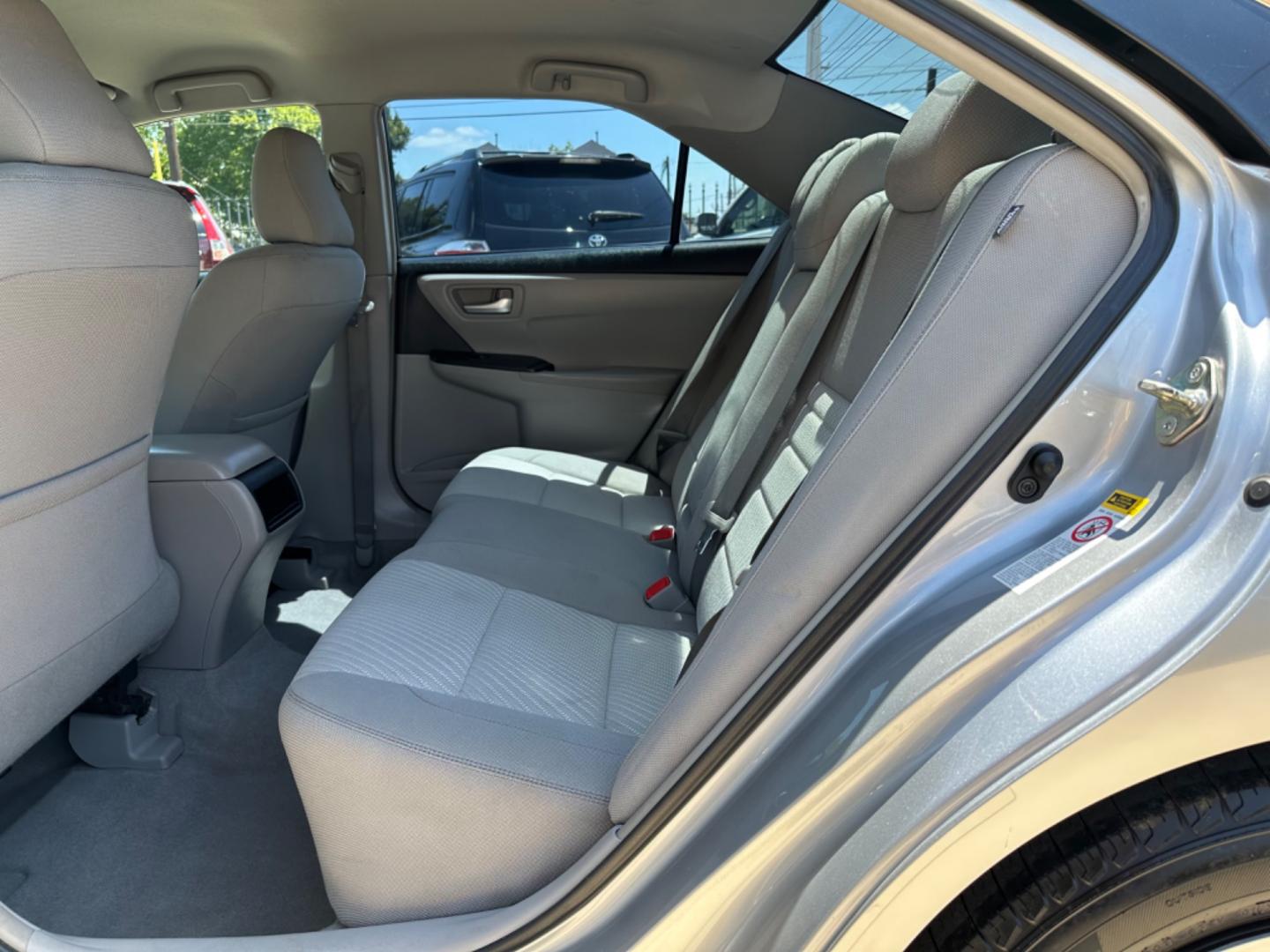 2015 Silver /Silver Toyota Camry SE (4T1BF1FK3FU) with an 2.5L L4 DOHC 16V engine, 6-Speed Automatic transmission, located at 1501 West 15th St., Houston, 77008, (713) 869-2925, 29.797941, -95.411789 - Photo#6