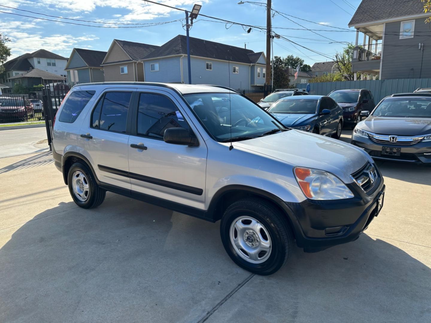 2002 Silver /Black Honda CR-V LX 2WD (JHLRD68532C) with an 2.4L L4 DOHC 16V engine, 4-Speed Automatic Overdrive transmission, located at 1501 West 15th St., Houston, 77008, (713) 869-2925, 29.797941, -95.411789 - Photo#1