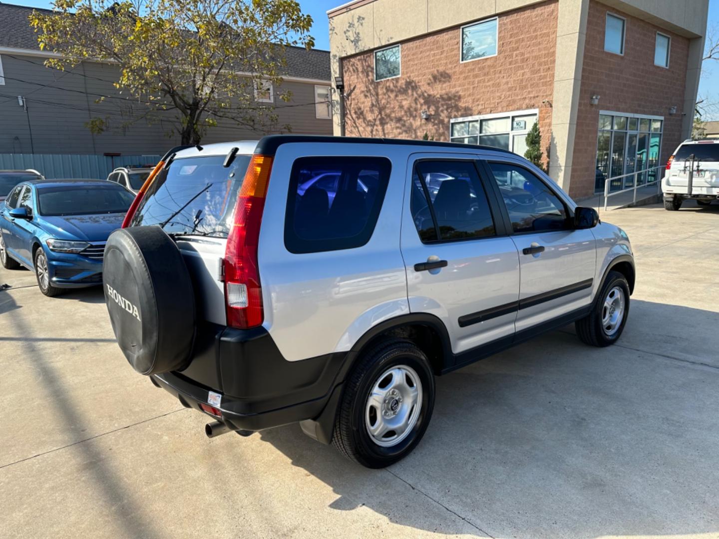 2002 Silver /Black Honda CR-V LX 2WD (JHLRD68532C) with an 2.4L L4 DOHC 16V engine, 4-Speed Automatic Overdrive transmission, located at 1501 West 15th St., Houston, 77008, (713) 869-2925, 29.797941, -95.411789 - Photo#2