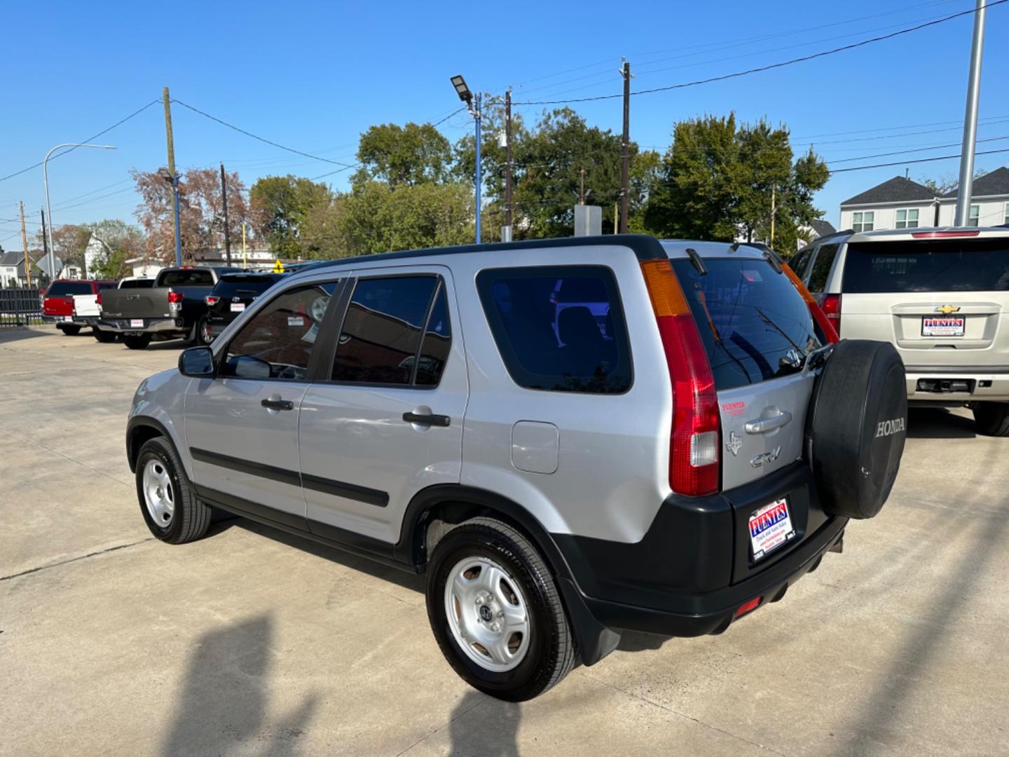 2002 Silver /Black Honda CR-V LX 2WD (JHLRD68532C) with an 2.4L L4 DOHC 16V engine, 4-Speed Automatic Overdrive transmission, located at 1501 West 15th St., Houston, 77008, (713) 869-2925, 29.797941, -95.411789 - Photo#3