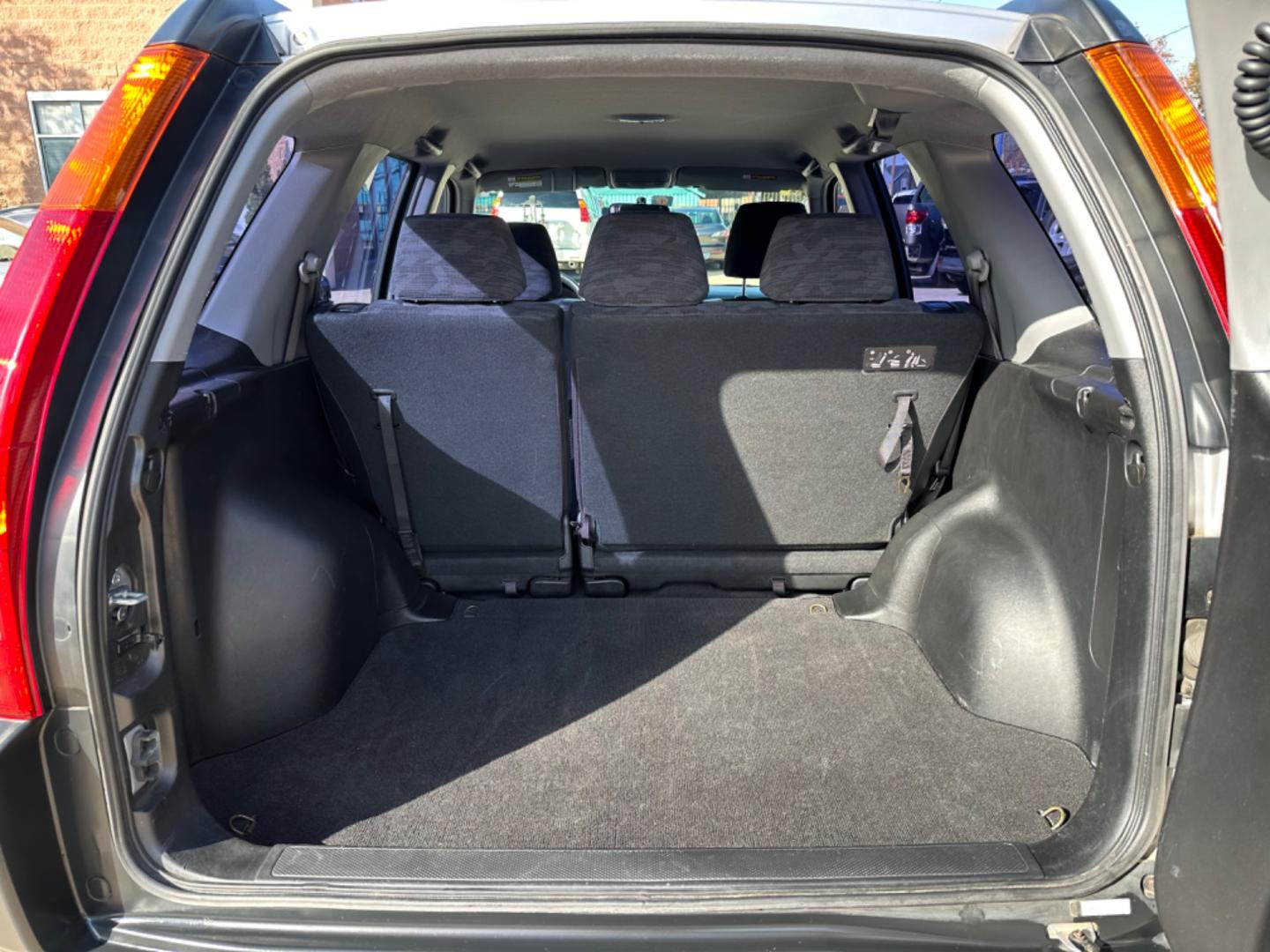 2002 Silver /Black Honda CR-V LX 2WD (JHLRD68532C) with an 2.4L L4 DOHC 16V engine, 4-Speed Automatic Overdrive transmission, located at 1501 West 15th St., Houston, 77008, (713) 869-2925, 29.797941, -95.411789 - Photo#4