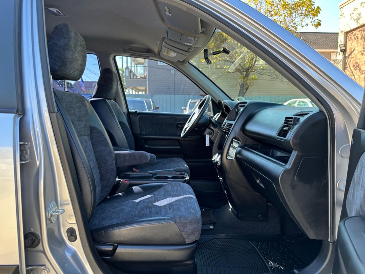 2002 Silver /Black Honda CR-V LX 2WD (JHLRD68532C) with an 2.4L L4 DOHC 16V engine, 4-Speed Automatic Overdrive transmission, located at 1501 West 15th St., Houston, 77008, (713) 869-2925, 29.797941, -95.411789 - Photo#5