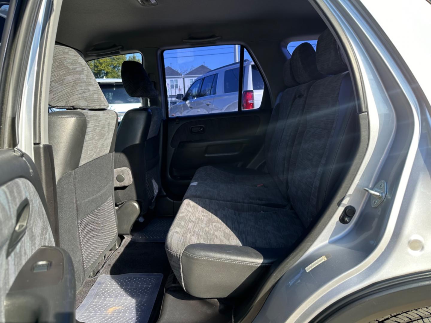 2002 Silver /Black Honda CR-V LX 2WD (JHLRD68532C) with an 2.4L L4 DOHC 16V engine, 4-Speed Automatic Overdrive transmission, located at 1501 West 15th St., Houston, 77008, (713) 869-2925, 29.797941, -95.411789 - Photo#7