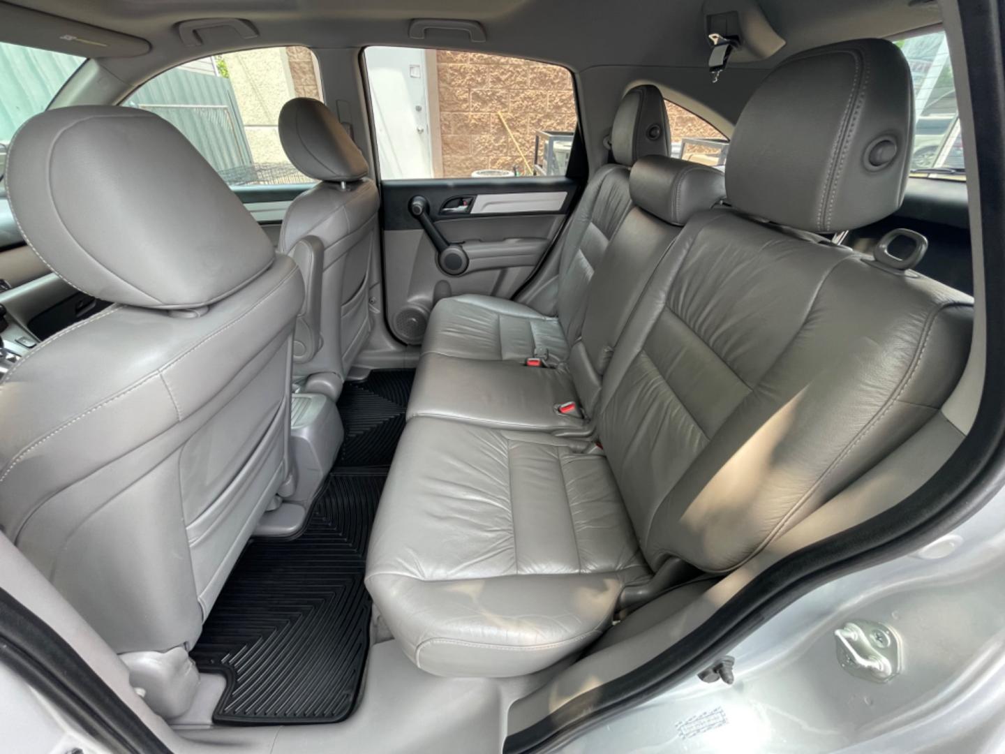 2010 Silver /Silver Honda CR-V EX-L 2WD 5-Speed AT (5J6RE3H7XAL) with an 2.4L L4 DOHC 16V engine, 5-Speed Automatic transmission, located at 1501 West 15th St., Houston, 77008, (713) 869-2925, 29.797941, -95.411789 - Photo#5