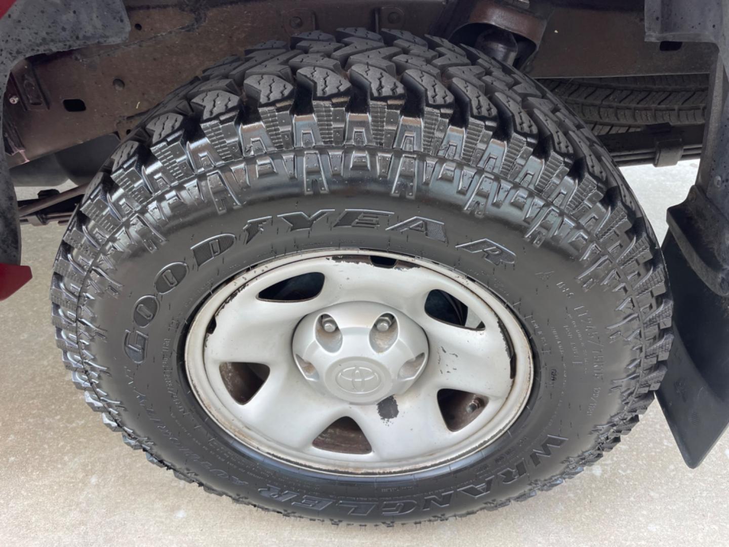 2006 Red /Silver Toyota Tacoma Sr5 (5TEJU62N26Z) with an 4.0L engine, Automatic transmission, located at 1501 West 15th St., Houston, 77008, (713) 869-2925, 29.797941, -95.411789 - Photo#11