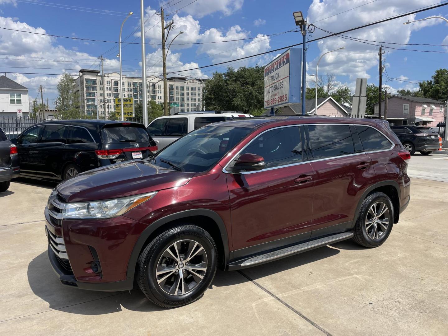 2019 /Gray Toyota Highlander LE FWD I4 (5TDZARFH0KS) with an 2.7L L4 DOHC 16V engine, 6A transmission, located at 1501 West 15th St., Houston, 77008, (713) 869-2925, 29.797941, -95.411789 - Photo#0