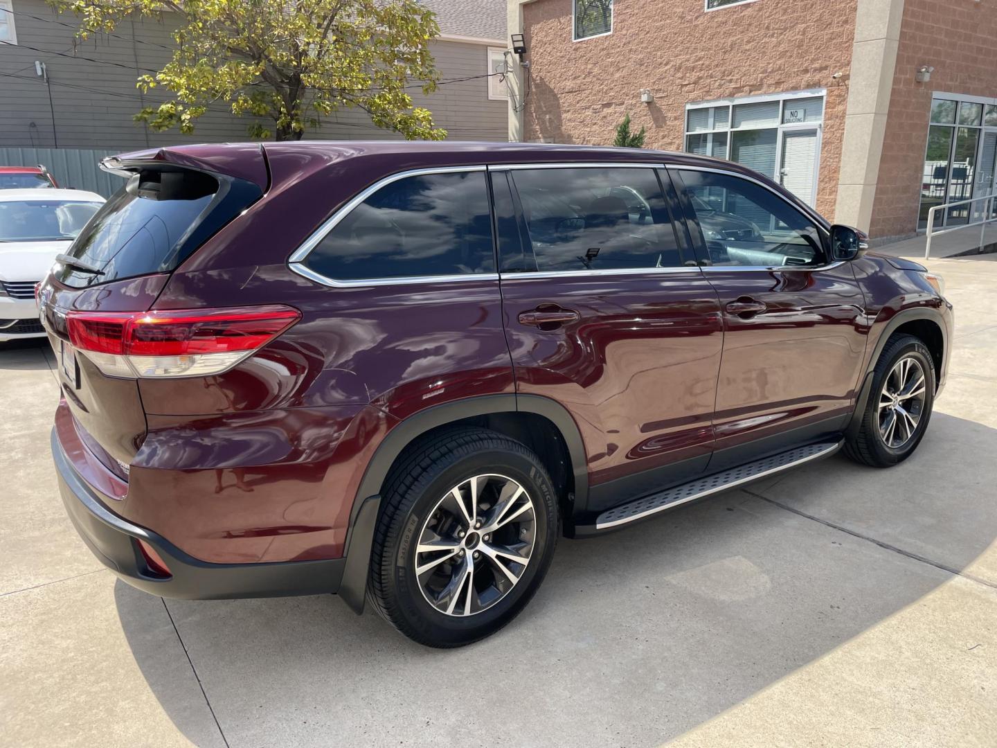 2019 /Gray Toyota Highlander LE FWD I4 (5TDZARFH0KS) with an 2.7L L4 DOHC 16V engine, 6A transmission, located at 1501 West 15th St., Houston, 77008, (713) 869-2925, 29.797941, -95.411789 - Photo#1