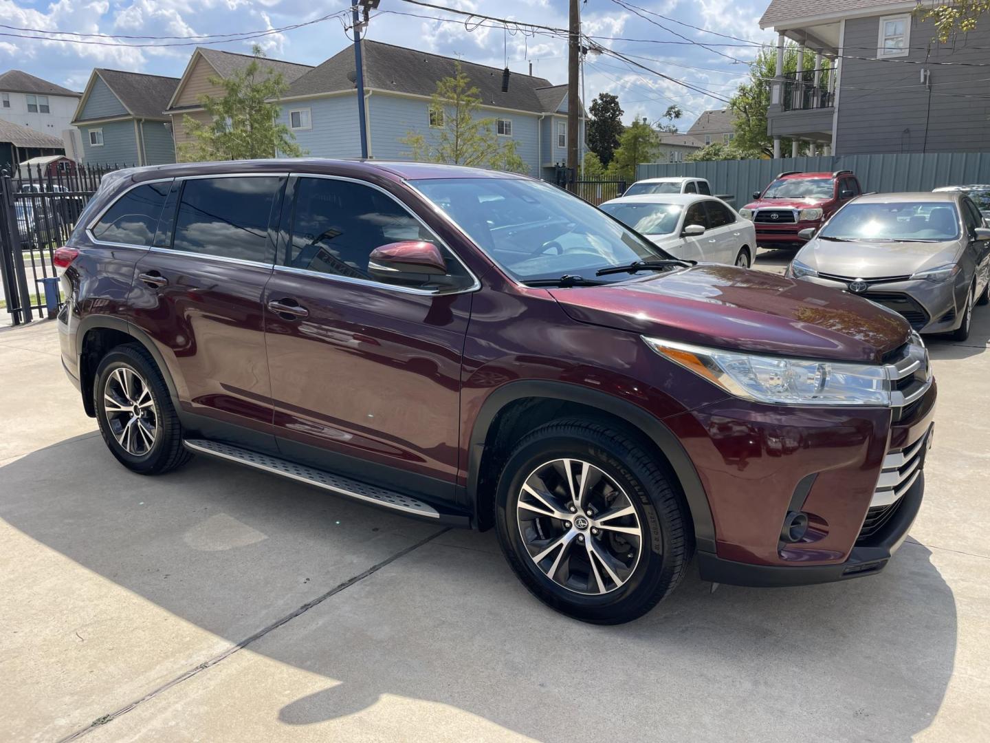 2019 /Gray Toyota Highlander LE FWD I4 (5TDZARFH0KS) with an 2.7L L4 DOHC 16V engine, 6A transmission, located at 1501 West 15th St., Houston, 77008, (713) 869-2925, 29.797941, -95.411789 - Photo#2