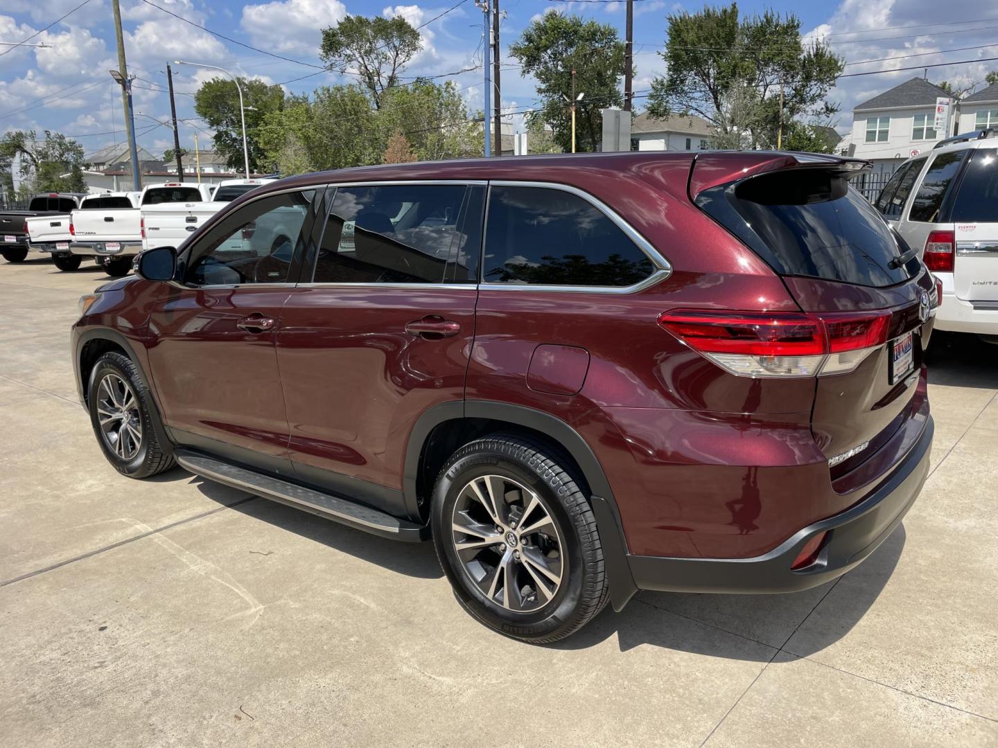 2019 /Gray Toyota Highlander LE FWD I4 (5TDZARFH0KS) with an 2.7L L4 DOHC 16V engine, 6A transmission, located at 1501 West 15th St., Houston, 77008, (713) 869-2925, 29.797941, -95.411789 - Photo#3