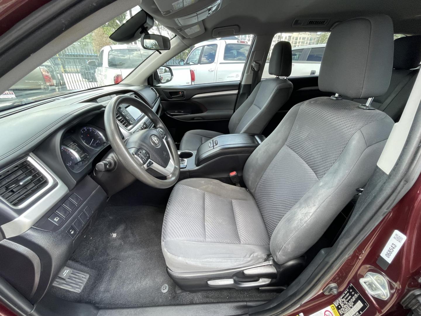 2019 /Gray Toyota Highlander LE FWD I4 (5TDZARFH0KS) with an 2.7L L4 DOHC 16V engine, 6A transmission, located at 1501 West 15th St., Houston, 77008, (713) 869-2925, 29.797941, -95.411789 - Photo#5