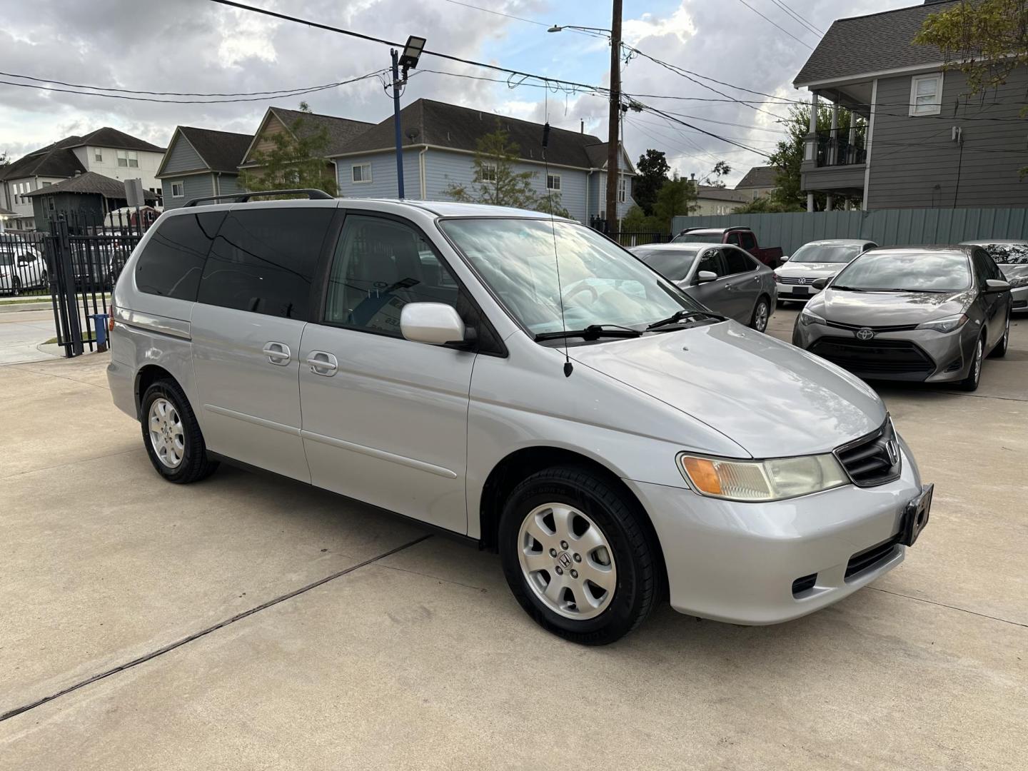 2004 /Silver Honda Odyssey EX w/ Leather (5FNRL18934B) with an 3.5L V6 SOHC 24V engine, 5-Speed Automatic Overdrive transmission, located at 1501 West 15th St., Houston, 77008, (713) 869-2925, 29.797941, -95.411789 - Photo#1