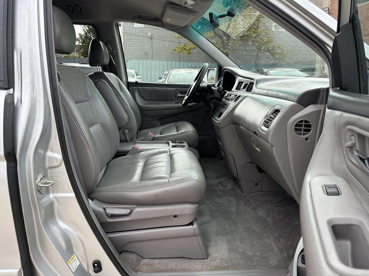 2004 /Silver Honda Odyssey EX w/ Leather (5FNRL18934B) with an 3.5L V6 SOHC 24V engine, 5-Speed Automatic Overdrive transmission, located at 1501 West 15th St., Houston, 77008, (713) 869-2925, 29.797941, -95.411789 - Photo#7