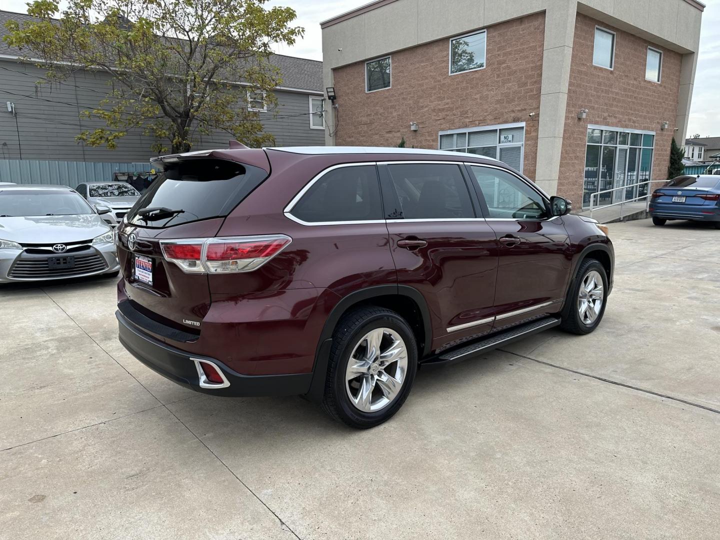 2015 Maroon /Beige Toyota Highlander Limited FWD V6 (5TDYKRFH3FS) with an 3.5L V6 DOHC 24V engine, 6-Speed Automatic transmission, located at 1501 West 15th St., Houston, 77008, (713) 869-2925, 29.797941, -95.411789 - Photo#2