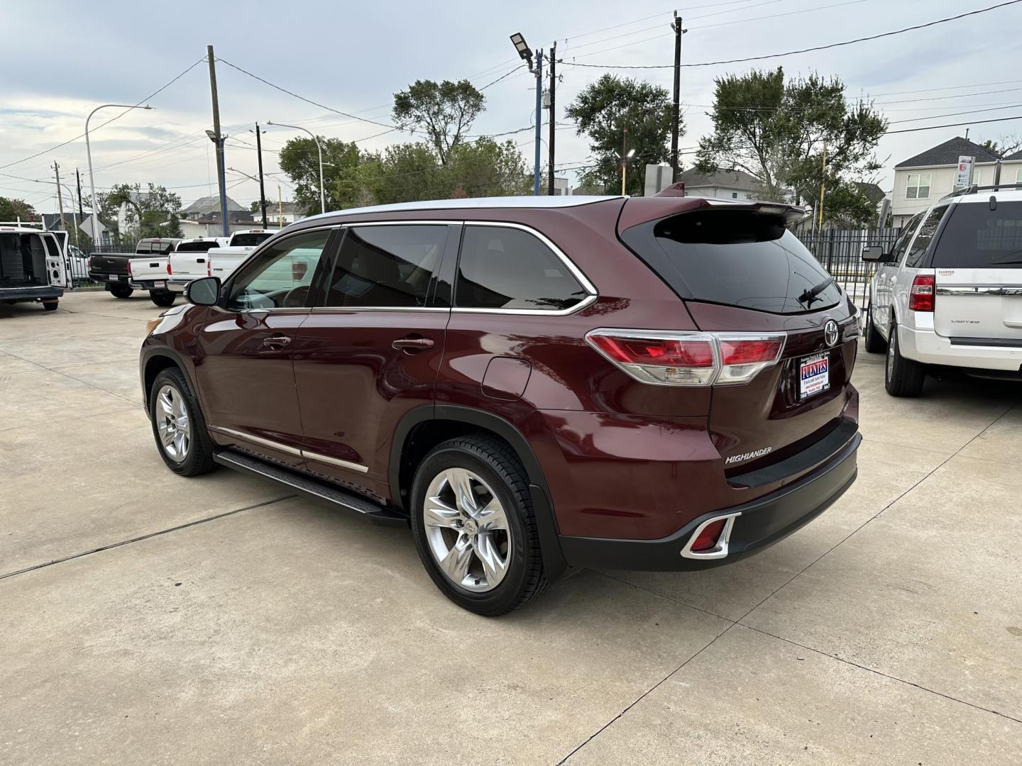 2015 Maroon /Beige Toyota Highlander Limited FWD V6 (5TDYKRFH3FS) with an 3.5L V6 DOHC 24V engine, 6-Speed Automatic transmission, located at 1501 West 15th St., Houston, 77008, (713) 869-2925, 29.797941, -95.411789 - Photo#3