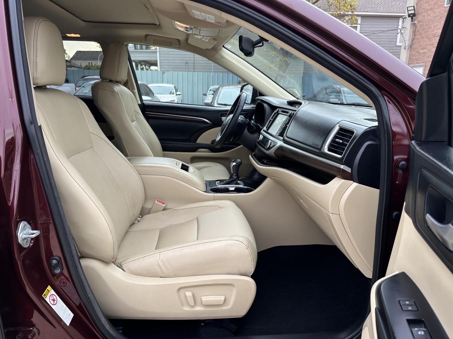 2015 Maroon /Beige Toyota Highlander Limited FWD V6 (5TDYKRFH3FS) with an 3.5L V6 DOHC 24V engine, 6-Speed Automatic transmission, located at 1501 West 15th St., Houston, 77008, (713) 869-2925, 29.797941, -95.411789 - Photo#7