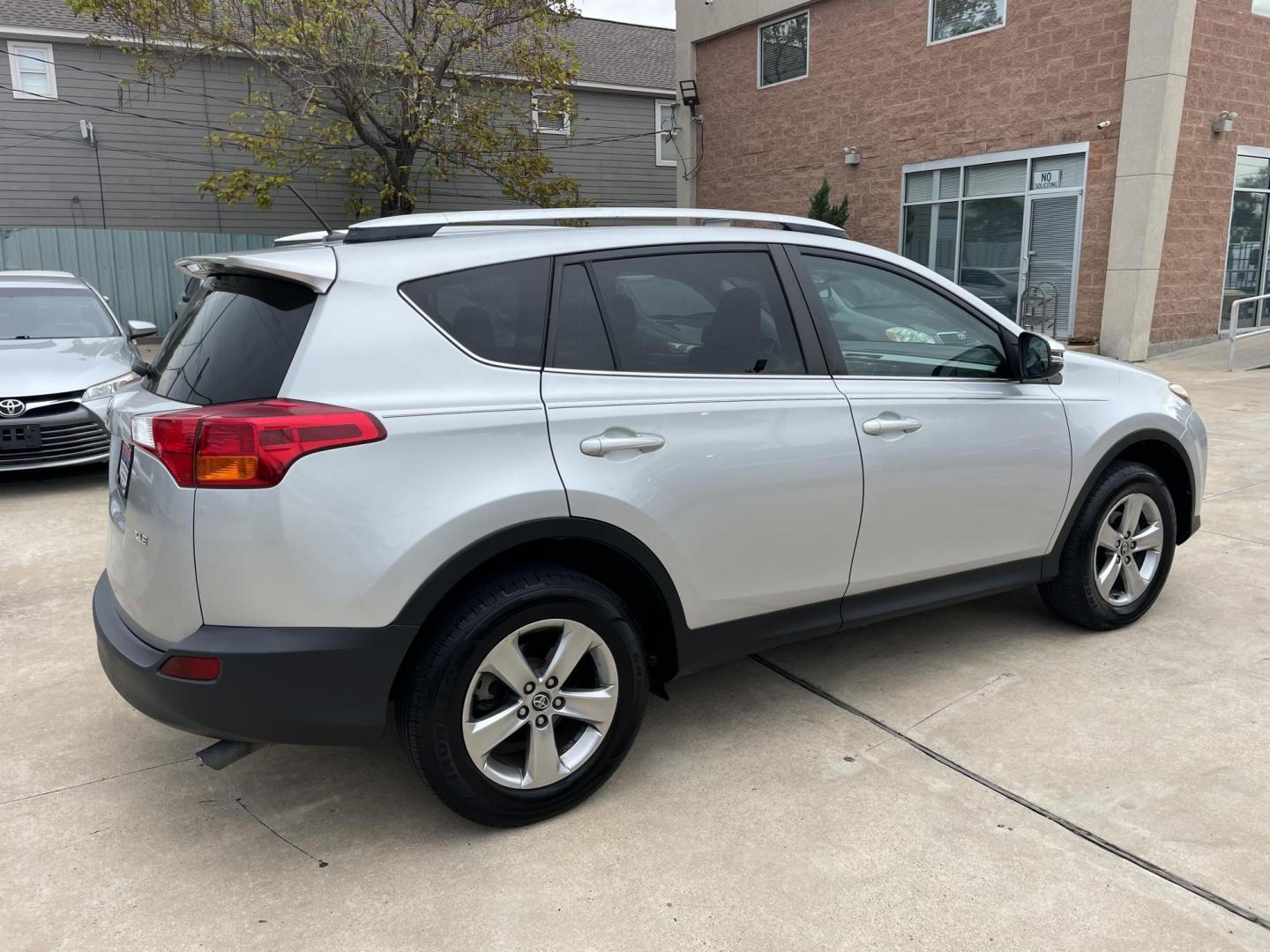 2015 /Silver Toyota RAV4 XLE FWD (2T3WFREV8FW) with an 2.5L L4 DOHC 16V engine, 6-Speed Automatic transmission, located at 1501 West 15th St., Houston, 77008, (713) 869-2925, 29.797941, -95.411789 - Photo#2