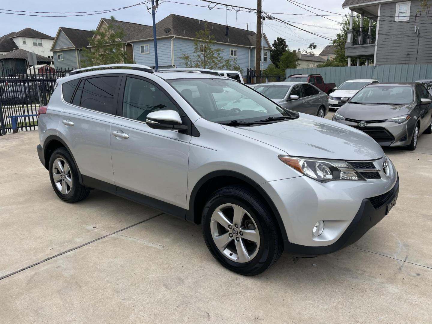 2015 /Silver Toyota RAV4 XLE FWD (2T3WFREV8FW) with an 2.5L L4 DOHC 16V engine, 6-Speed Automatic transmission, located at 1501 West 15th St., Houston, 77008, (713) 869-2925, 29.797941, -95.411789 - Photo#1