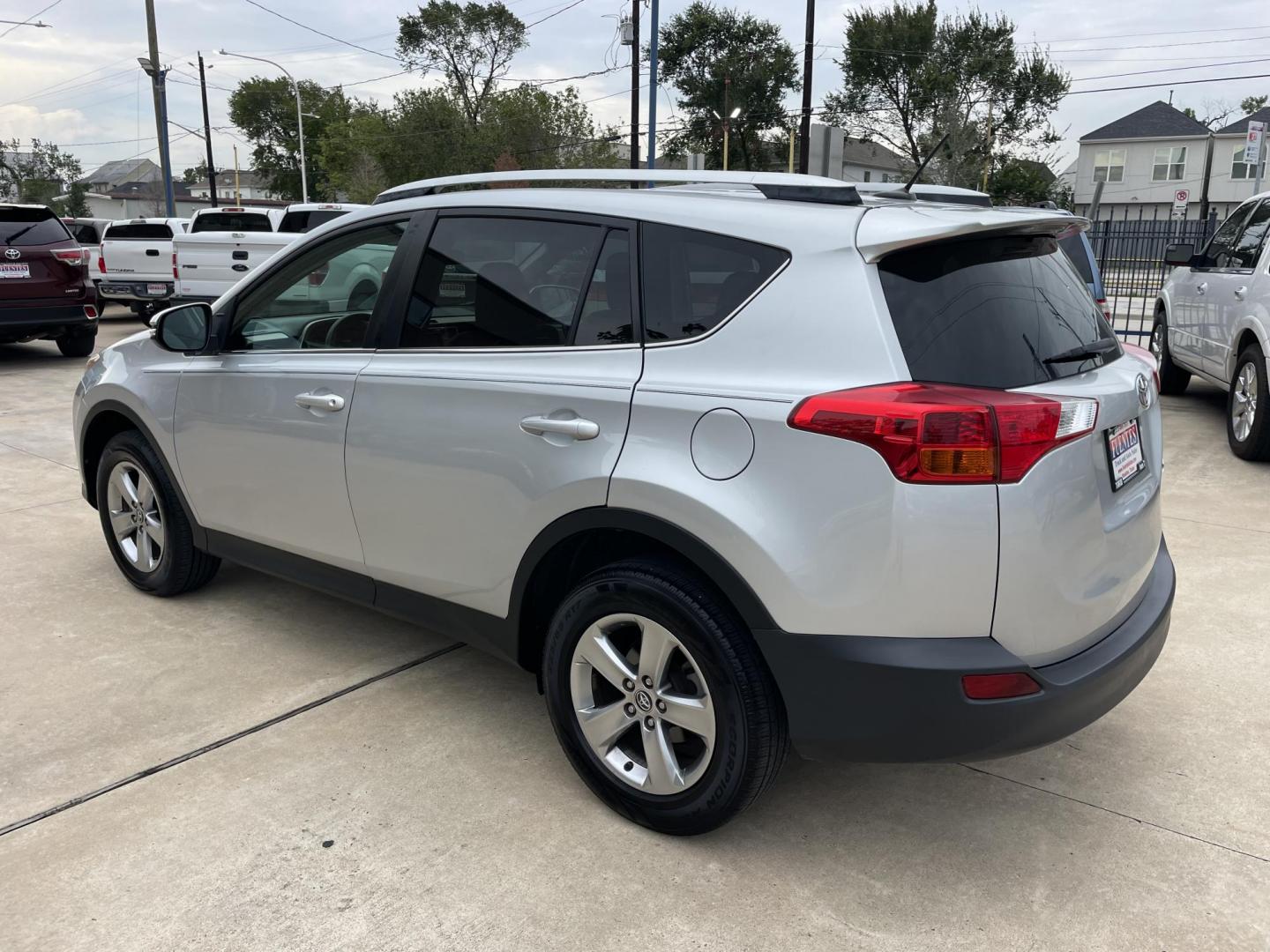 2015 /Silver Toyota RAV4 XLE FWD (2T3WFREV8FW) with an 2.5L L4 DOHC 16V engine, 6-Speed Automatic transmission, located at 1501 West 15th St., Houston, 77008, (713) 869-2925, 29.797941, -95.411789 - Photo#3