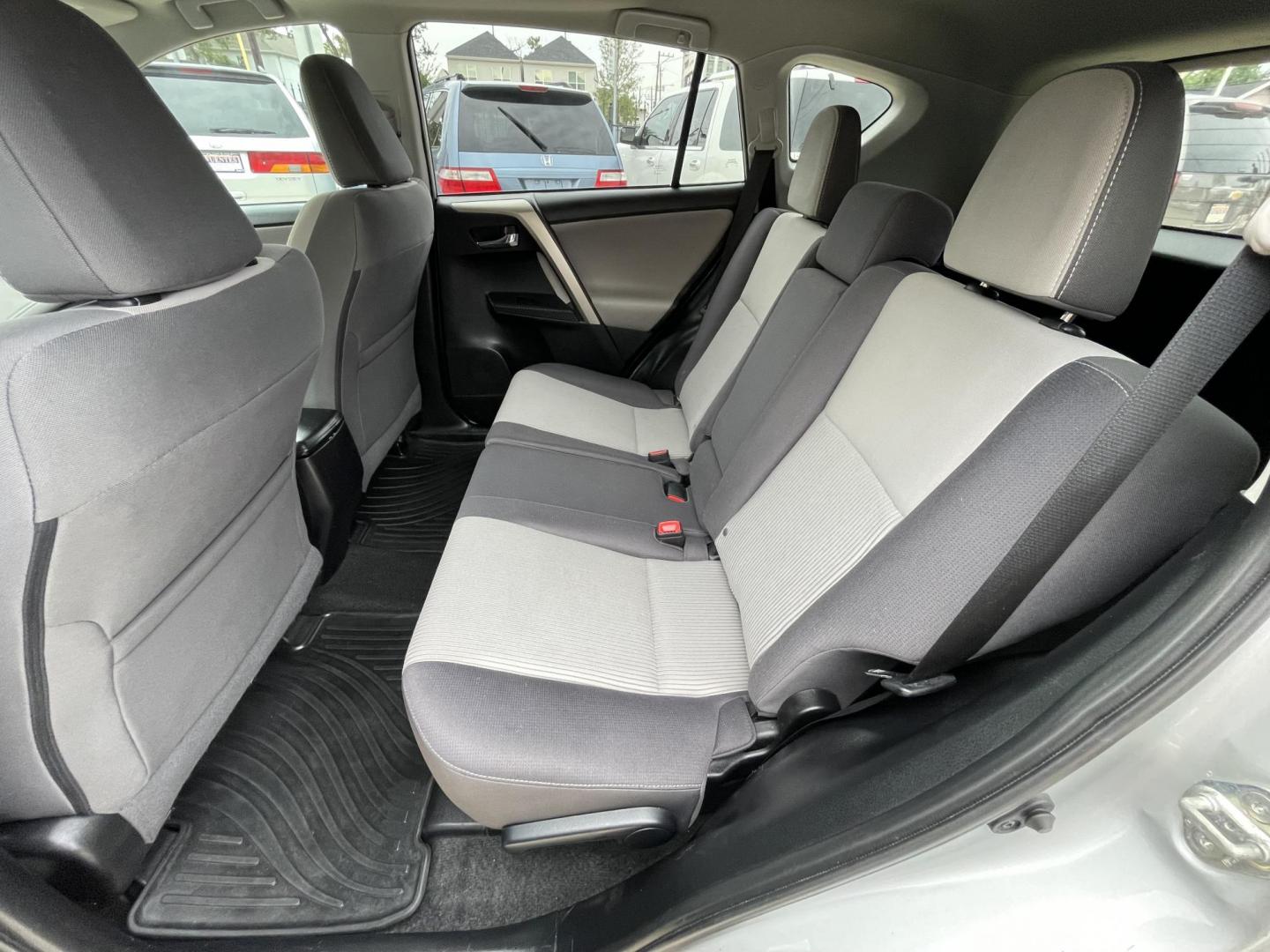 2015 /Silver Toyota RAV4 XLE FWD (2T3WFREV8FW) with an 2.5L L4 DOHC 16V engine, 6-Speed Automatic transmission, located at 1501 West 15th St., Houston, 77008, (713) 869-2925, 29.797941, -95.411789 - Photo#5