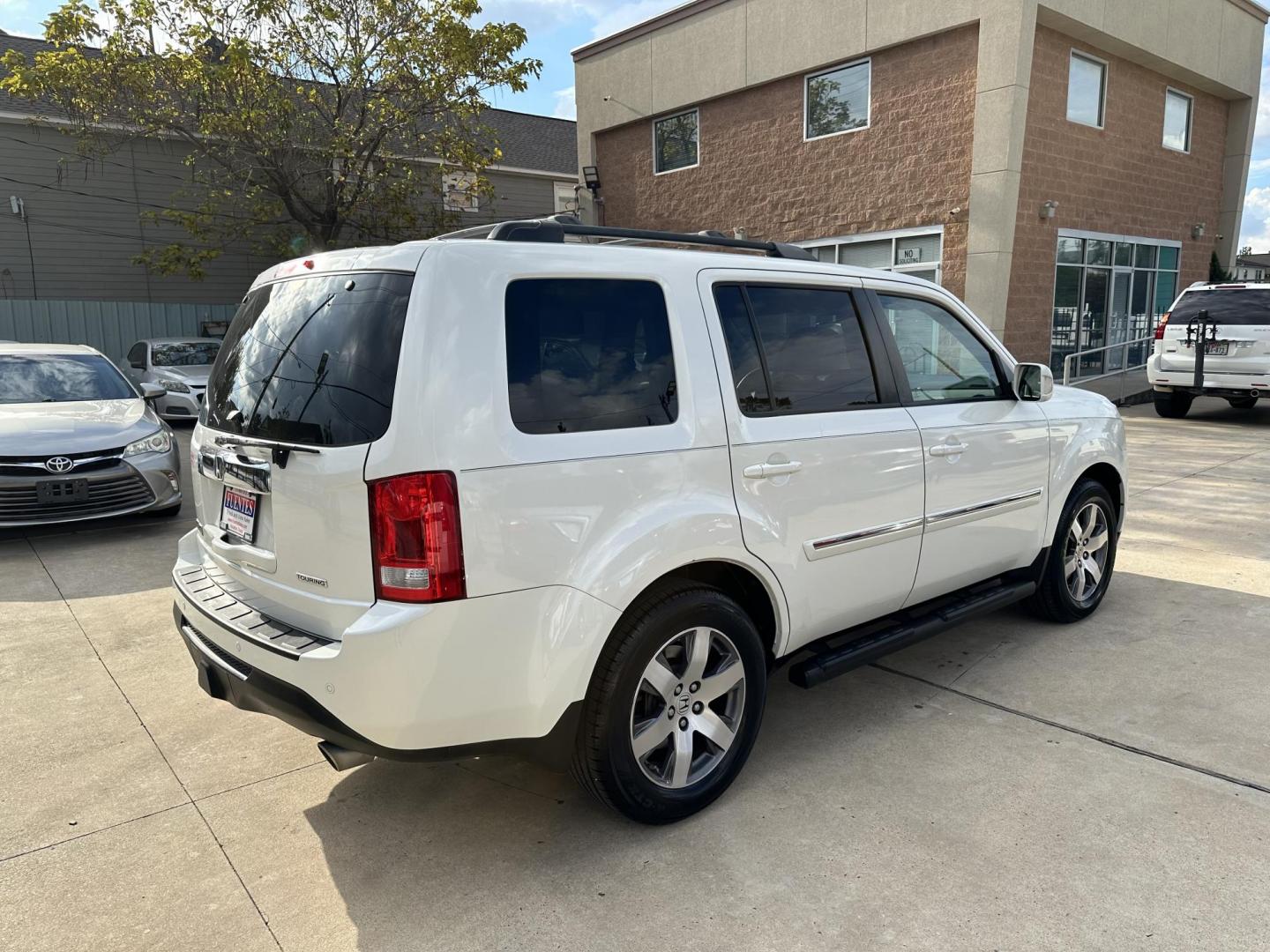 2014 /Silver Honda Pilot Touring 2WD 5-Spd AT with DVD (5FNYF3H95EB) with an 3.5L V6 SOHC 24V engine, 5-Speed Automatic transmission, located at 1501 West 15th St., Houston, 77008, (713) 869-2925, 29.797941, -95.411789 - Photo#1