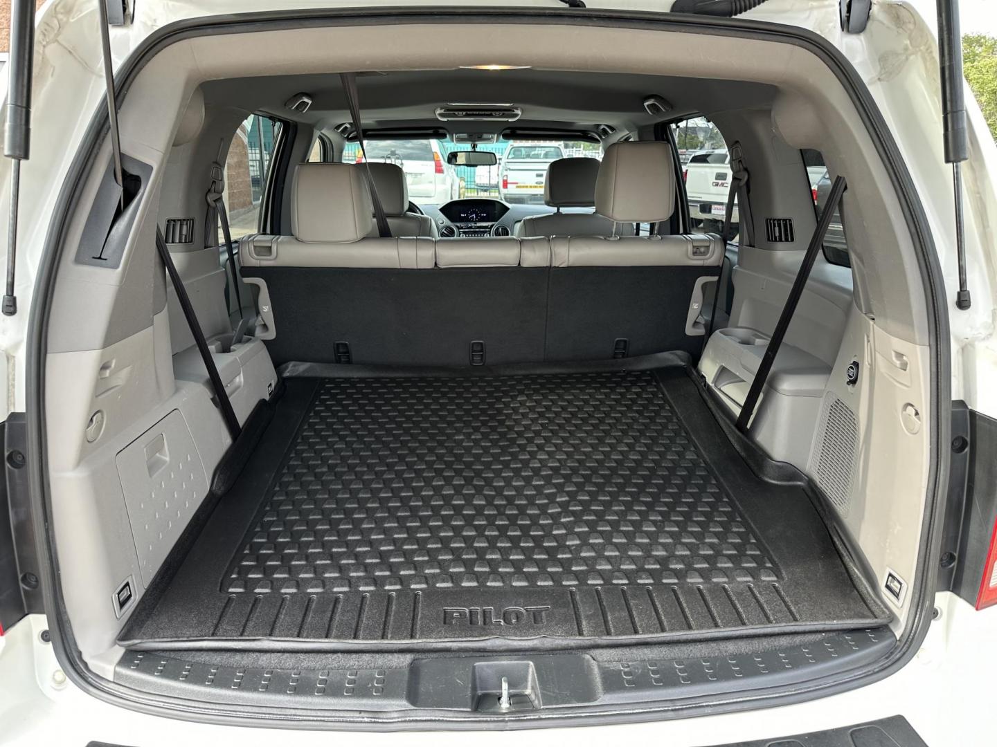 2014 /Silver Honda Pilot Touring 2WD 5-Spd AT with DVD (5FNYF3H95EB) with an 3.5L V6 SOHC 24V engine, 5-Speed Automatic transmission, located at 1501 West 15th St., Houston, 77008, (713) 869-2925, 29.797941, -95.411789 - Photo#3