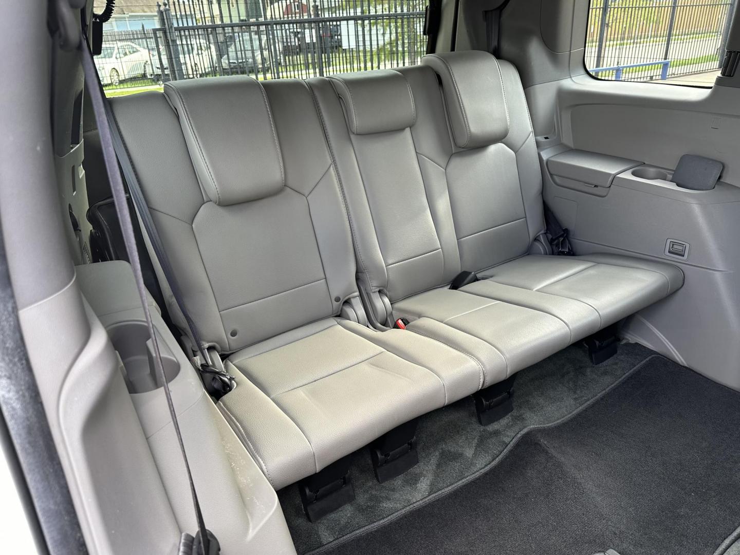 2014 /Silver Honda Pilot Touring 2WD 5-Spd AT with DVD (5FNYF3H95EB) with an 3.5L V6 SOHC 24V engine, 5-Speed Automatic transmission, located at 1501 West 15th St., Houston, 77008, (713) 869-2925, 29.797941, -95.411789 - Photo#8