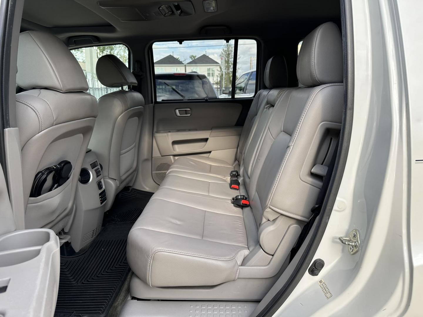 2014 /Silver Honda Pilot Touring 2WD 5-Spd AT with DVD (5FNYF3H95EB) with an 3.5L V6 SOHC 24V engine, 5-Speed Automatic transmission, located at 1501 West 15th St., Houston, 77008, (713) 869-2925, 29.797941, -95.411789 - Photo#9