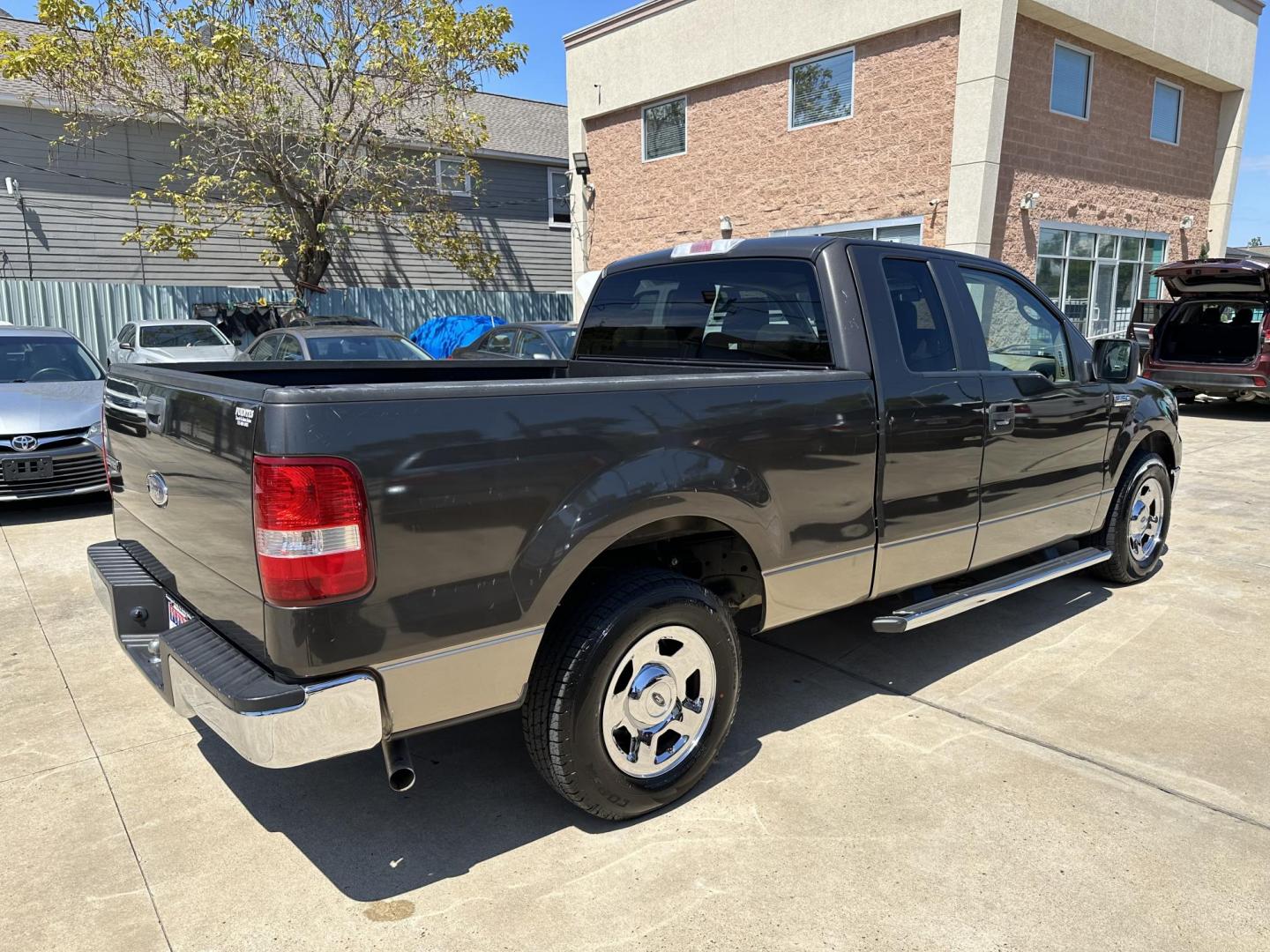 2005 /Tan Ford F-150 Lariat SuperCab 2WD (1FTRX12W05N) with an 4.6L V8 SOHC 16V engine, 4-Speed Automatic Overdrive transmission, located at 1501 West 15th St., Houston, 77008, (713) 869-2925, 29.797941, -95.411789 - Photo#2