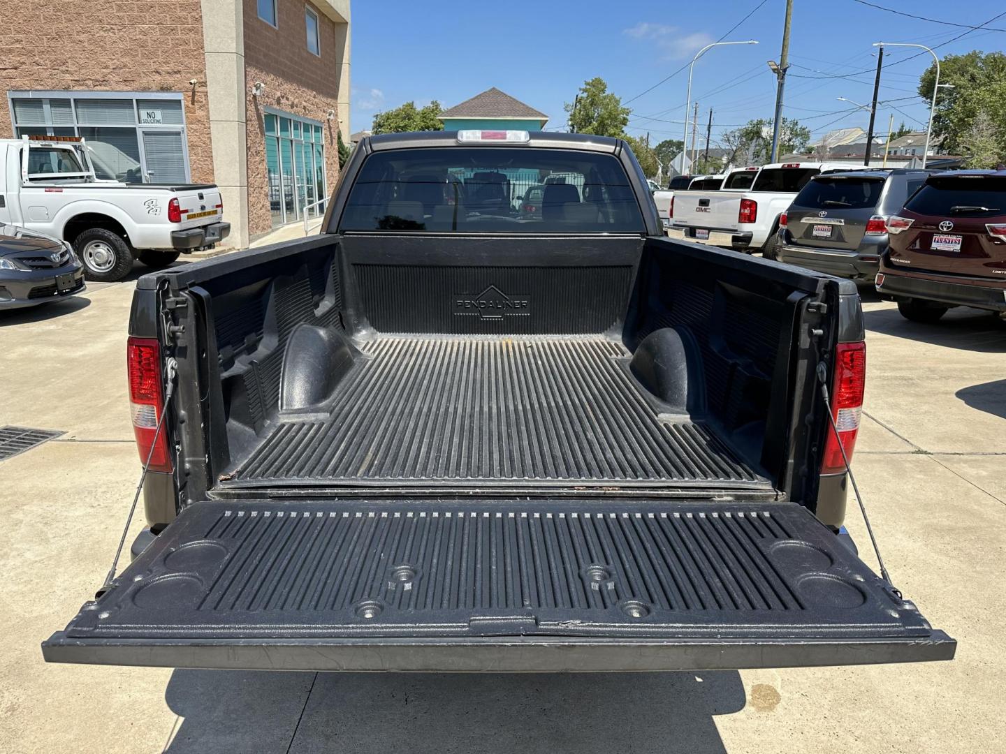 2005 /Tan Ford F-150 Lariat SuperCab 2WD (1FTRX12W05N) with an 4.6L V8 SOHC 16V engine, 4-Speed Automatic Overdrive transmission, located at 1501 West 15th St., Houston, 77008, (713) 869-2925, 29.797941, -95.411789 - Photo#3