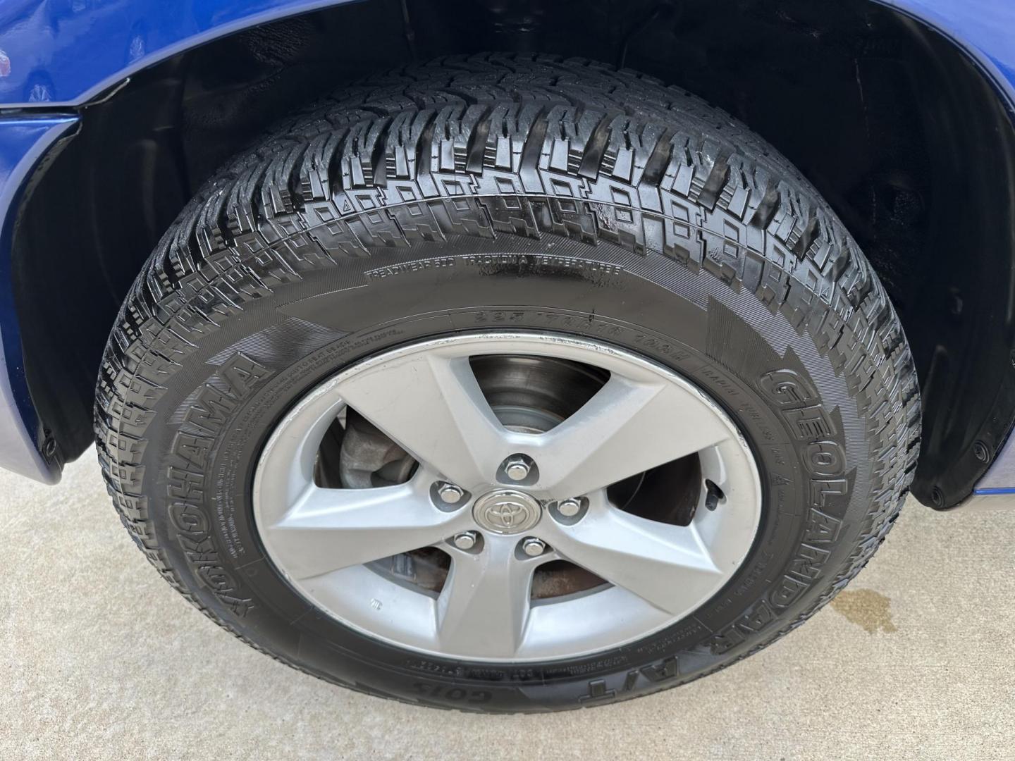 2005 Blue /Silver Toyota RAV4 2WD (JTEGD20V650) with an 2.4L L4 DOHC 16V engine, Automatic transmission, located at 1501 West 15th St., Houston, 77008, (713) 869-2925, 29.797941, -95.411789 - Photo#10