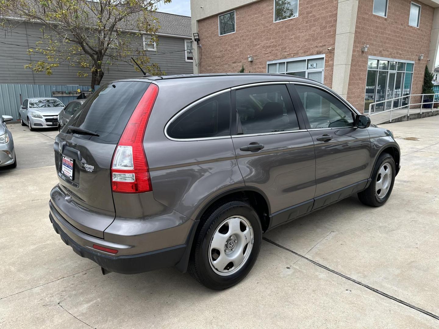 2010 Gray /Tan Honda CR-V LX 2WD 5-Speed AT (3CZRE3H39AG) with an 2.4L L4 DOHC 16V engine, 5-Speed Automatic transmission, located at 1501 West 15th St., Houston, 77008, (713) 869-2925, 29.797941, -95.411789 - Photo#2