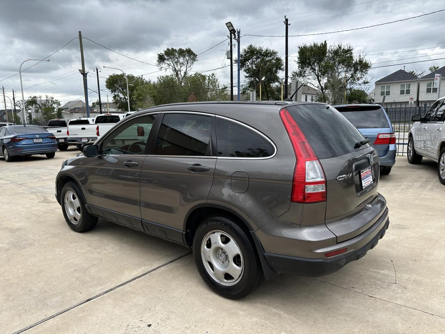 2010 Gray /Tan Honda CR-V LX 2WD 5-Speed AT (3CZRE3H39AG) with an 2.4L L4 DOHC 16V engine, 5-Speed Automatic transmission, located at 1501 West 15th St., Houston, 77008, (713) 869-2925, 29.797941, -95.411789 - Photo#3