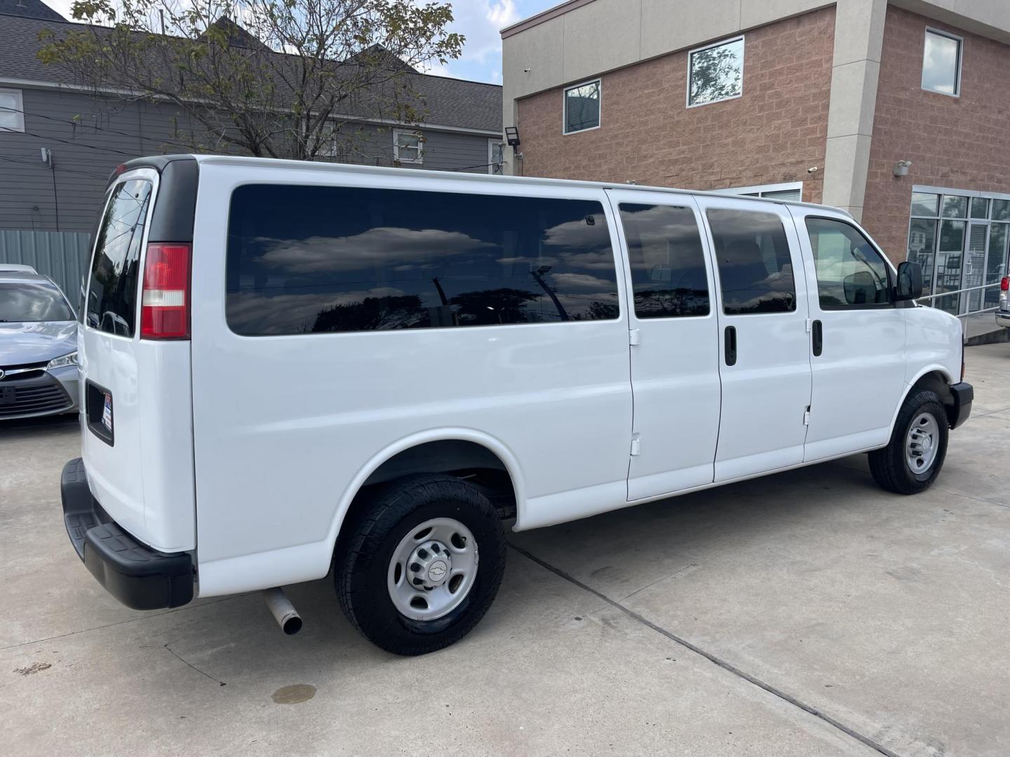 2007 White /Beige Chevrolet Express LS 3500 Extended (1GAHG39U271) with an 6.0L V8 OHV 16V engine, 4-Speed Automatic Overdrive transmission, located at 1501 West 15th St., Houston, 77008, (713) 869-2925, 29.797941, -95.411789 - Photo#2