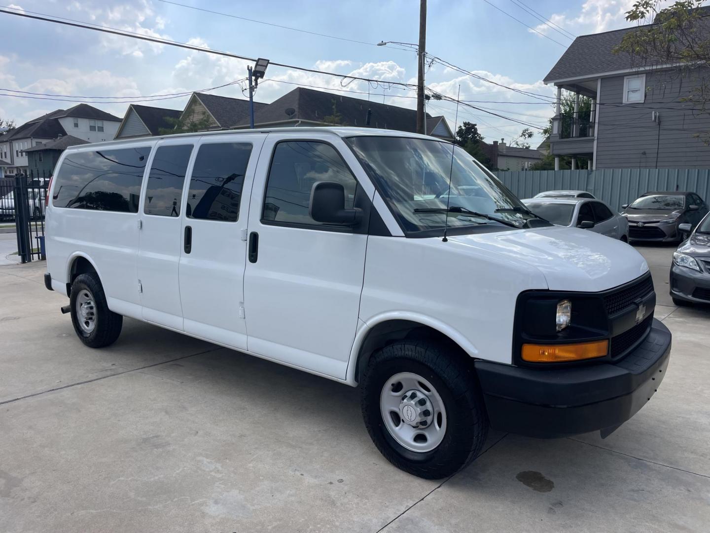 2007 White /Beige Chevrolet Express LS 3500 Extended (1GAHG39U271) with an 6.0L V8 OHV 16V engine, 4-Speed Automatic Overdrive transmission, located at 1501 West 15th St., Houston, 77008, (713) 869-2925, 29.797941, -95.411789 - Photo#1