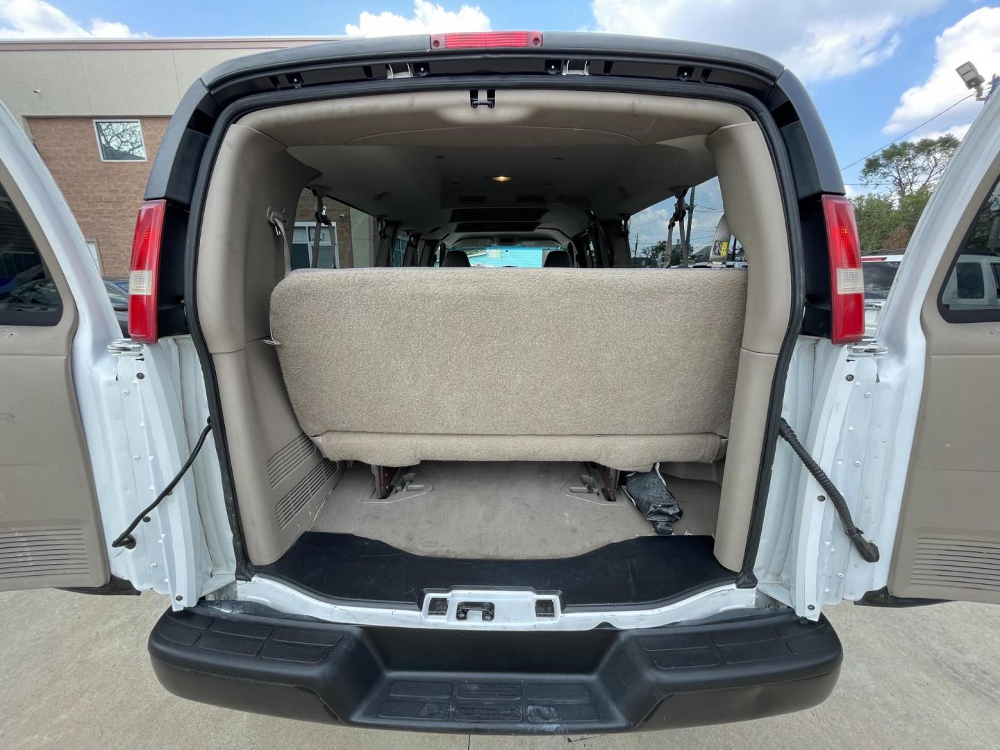 2007 White /Beige Chevrolet Express LS 3500 Extended (1GAHG39U271) with an 6.0L V8 OHV 16V engine, 4-Speed Automatic Overdrive transmission, located at 1501 West 15th St., Houston, 77008, (713) 869-2925, 29.797941, -95.411789 - Photo#12