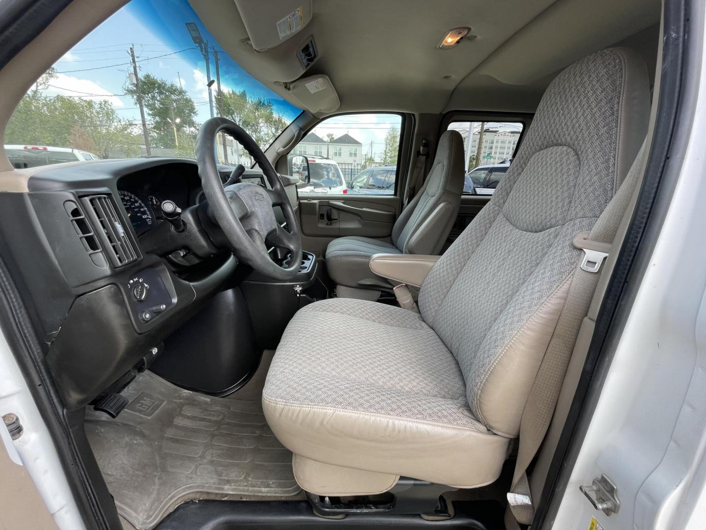 2007 White /Beige Chevrolet Express LS 3500 Extended (1GAHG39U271) with an 6.0L V8 OHV 16V engine, 4-Speed Automatic Overdrive transmission, located at 1501 West 15th St., Houston, 77008, (713) 869-2925, 29.797941, -95.411789 - Photo#4