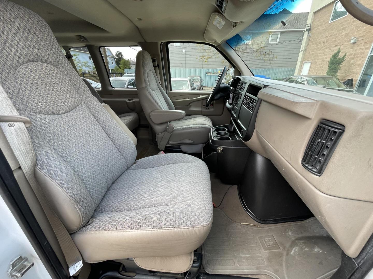 2007 White /Beige Chevrolet Express LS 3500 Extended (1GAHG39U271) with an 6.0L V8 OHV 16V engine, 4-Speed Automatic Overdrive transmission, located at 1501 West 15th St., Houston, 77008, (713) 869-2925, 29.797941, -95.411789 - Photo#5